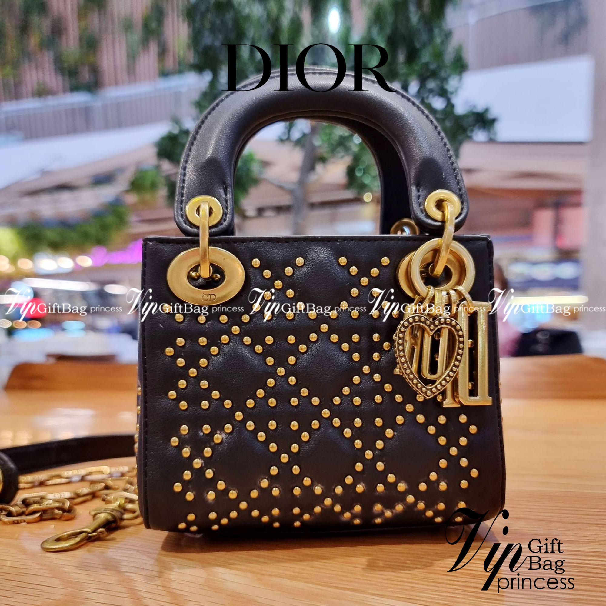 DIOR CD MINI LADY STUDDED BAG กระเป๋าสะพายข้างพรีเมี่ยมกิ๊ฟสุดฮอต ดีไซน์ตกแต่งหมุดเต็มใบ ไม่มีคือพลาด หรูจริงอะไรจัง ทรงกล่องคลาสสิค วัสดุหนังแท้ โดดเด่นด้วยพวงกุญแจโลโก้สีทองลิมิเต็ด มีหูจับในตัวและสายครอสบอดี้สุดเลิศ แต่งเติมดีเทลอัพราคาไปอีก ภายในเป็นช