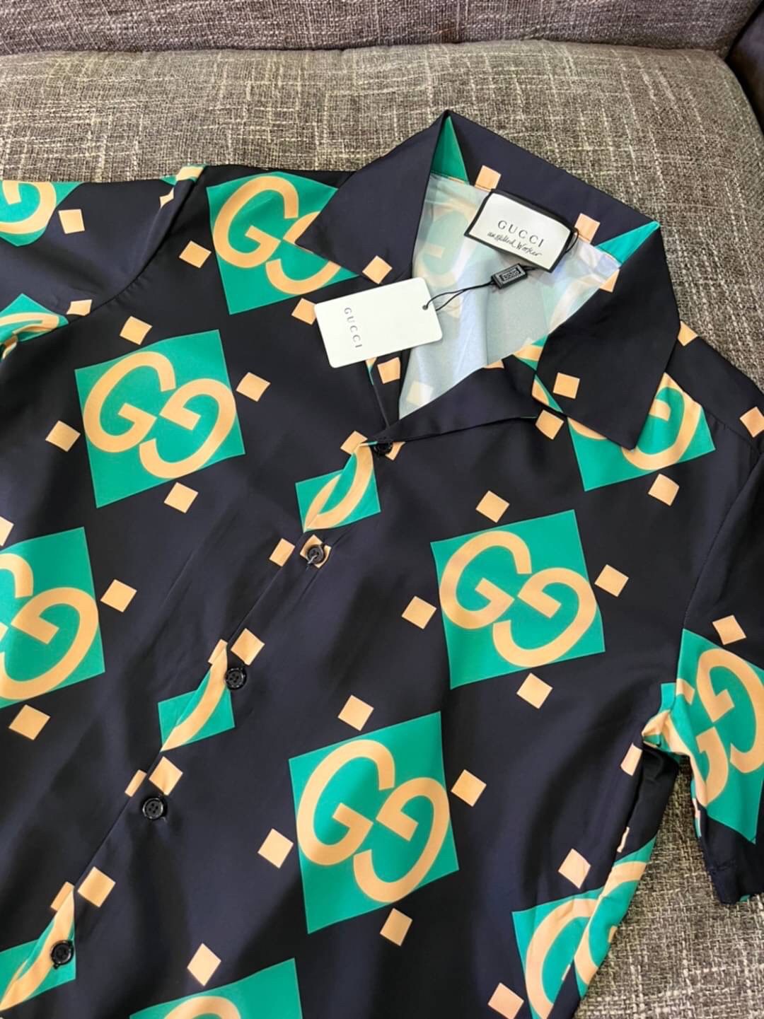 Gucci Geometric print bowling shirt / Gucci Men's Shirts / Gucci Shirts งานเกรดออริจินอล พิมพ์ลายคมชัด มีป้ายแท็กที่คอเสื้อทุกตัว พร้อมส่งที่ไทย ภาพสินค้าถ่ายจากงานขายจริง ใช้งานต่างประเทศได้