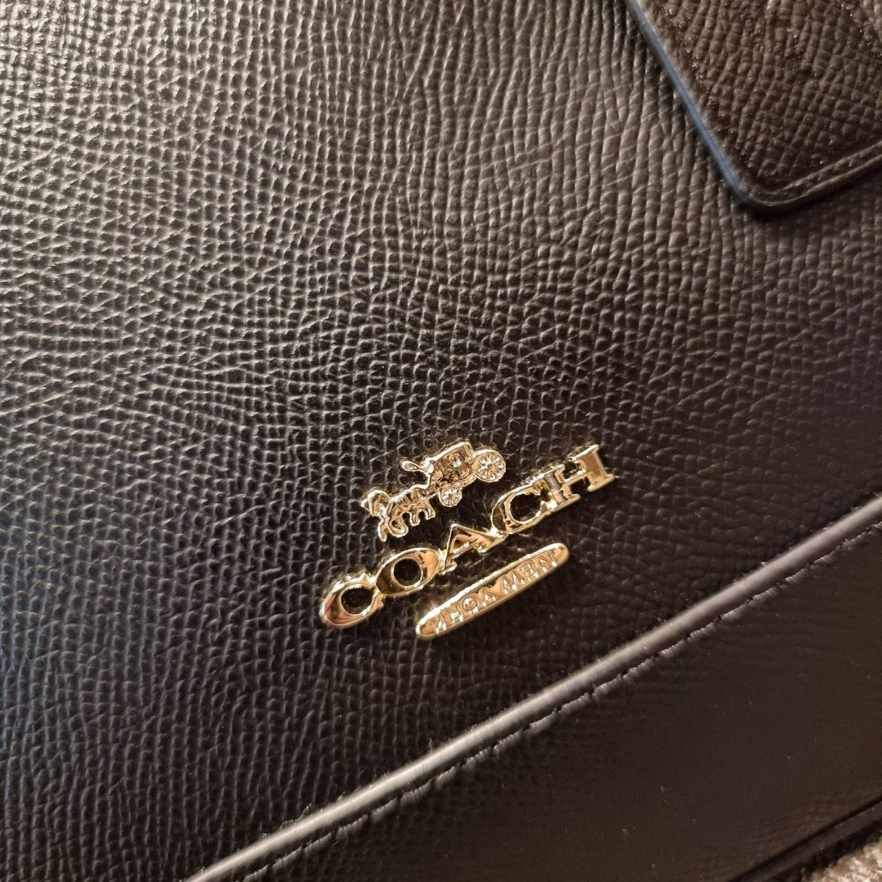 COACH F27591 MINI SIERRA SATCHEL กระเป๋าทรงโดมสุดคลาสสิค สีดำอมตะ ฮิตตลอดกาล มาพร้อมหูจับในตัวและสายสะพายครอสบอดี้ ที่จะคล้องแขนก็ได้อีกลุค หรือจะถือเก๋ๆก็เลิศ วัสดุหนัง crossgrain ทนทาน ดูแลรักษาง่าย ภายในโล่งกว้าง ใส่ของได้ครบไม่ต้องห่วง เป็นไอเท็มที่หา