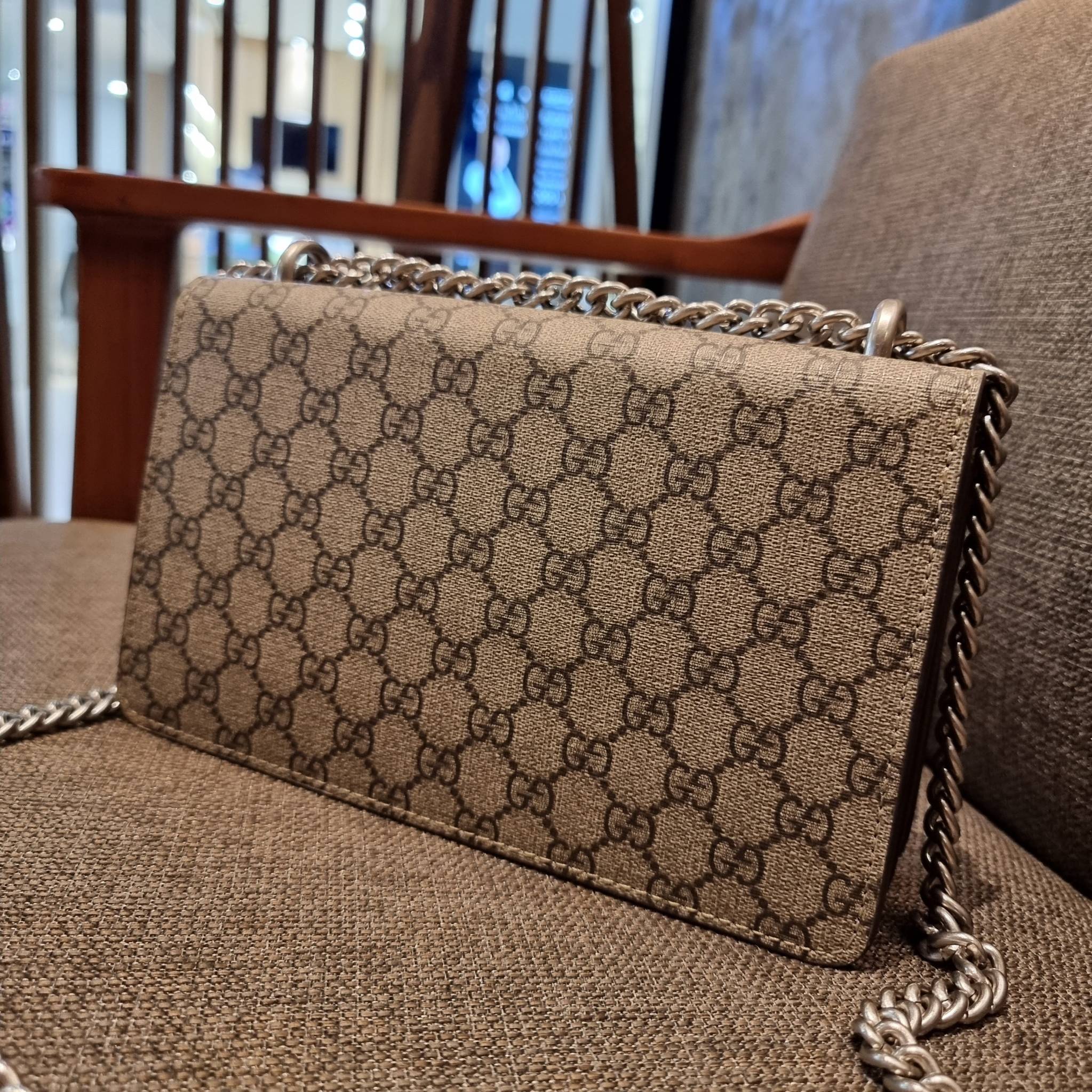 Gucci Small Dionysus GG Shoulder Bag ฮอตสุดไม่มีใครเกิน สวยจริงไม่ทิพย์!! GC CROSSBODY BAG WITH GWP สุดคุ้มจาก duty free กับกระเป๋าสะพายรุ่นที่สาวๆต้องไม่พลาด!! ดึงดูดและสะกดสายตาด้วยอะไหล่ดีเทลหรูรูปหัวสิงโต วัสดุหนังแคนวาส ทนทาน ดูแลรักษาง่าย เปิด-ปิดด้