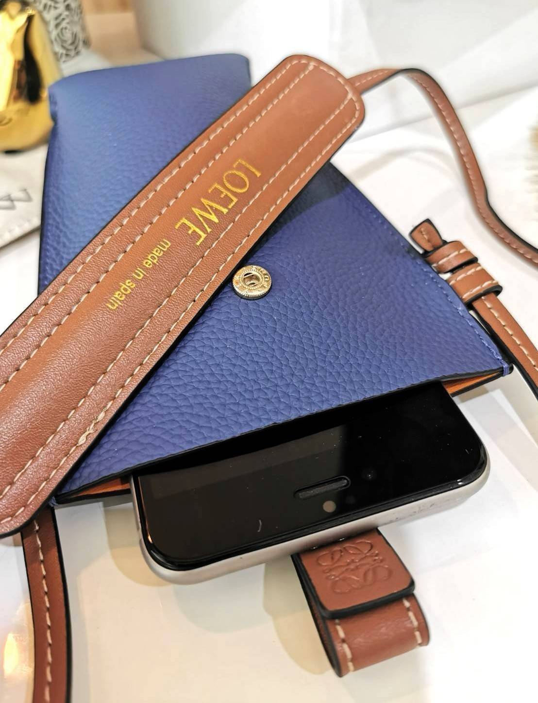 LOEWE MINI CROSSBODY BAG GIFT WITH PURCHASE (GWP) กระเป๋าสะพาย Limited จาก LOEWE วัสดุ Calfskin หนังแท้หนังสวยอยู่ทรงขนาดมินิดีไซน์มินิมอล ภายในโล่งใส่มือถือ บัตร ของจุกจิกได้ ด้านหลังมีช่องใส่ของ พร้อมสายหนังแท้คล้องคอได้ สะพายไหล่ Crossbody ได้ สายเลื่อ