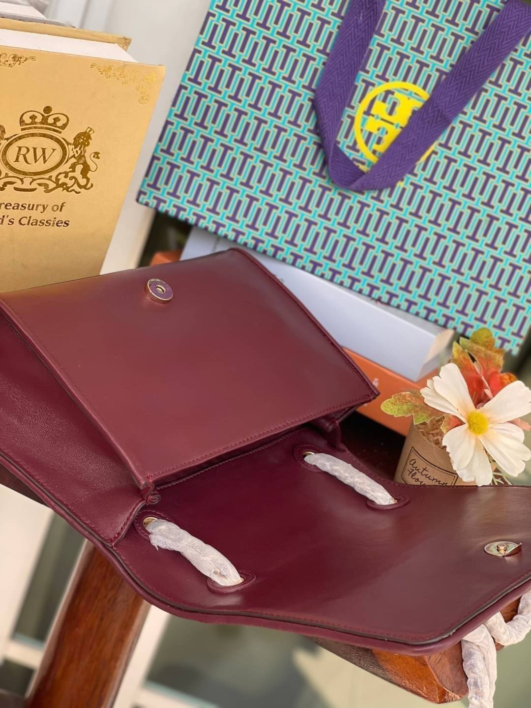 Tory Burch Savannah Convertible Shoulder Bag สาว ๆ ลุคสาวๆไม่ควรพลาด Collection นี้เลยนะคะ เป็นรุ่นที่ตอบโจทย์และครองใจสาว ๆ ได้อย่างแท้จริง เนื่องจากมีดีไซน์เรียบหรู โดยทางแบรนด์ได้ใช้เทคนิคการเย็บบนหนังเป็นลายเส้น (Chevron) ทำให้กระเป๋าดูมีราคามากยิ่งขึ