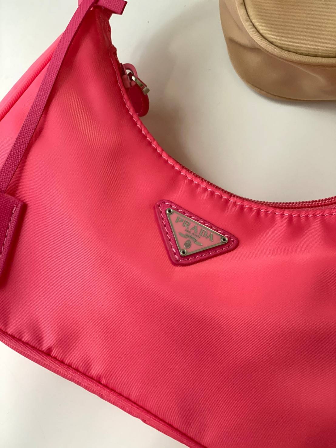 พรีเมี่ยมกิ๊ฟแท้ 100% 】สีใหม่พร้อมส่งที่นี่ที่เดียว Prada nylon mini shoulder bag กระเป๋าถือหรือสะพายไหล่ size mini กำลังน่ารัก