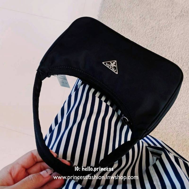 Prada nylon mini shoulder bag สินค้า Premium gift จากเค้าเตอร์แบรนด์ต่างประเทศ แท้ 💯 กระเป๋าถือหรือสะพายไหล่ size mini กำลังน่ารัก วัสดุทำจากผ้า nylon คุณภาพดีตามแบบฉบับแบรนด์เลยค่ะ อะไหลเงิน น้ำหนักเบา เปิดปิดด้วยซิป ใส่กระเป๋าสตางค์ใบสั้น,มือถือ