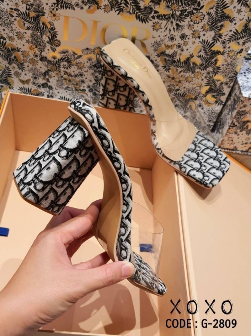 Christian Dior งานสวม คาดพบาสติกใสอย่างดี เนื้อนุ่ม วัสดุผ้าลายแบรนด์ เก๋ๆ กับส้น 3 เหลียม สวมเก๋ ใส่สบาย ไม่เมื่อย แมทส์ชุดง่าย น้ำหนักเบา