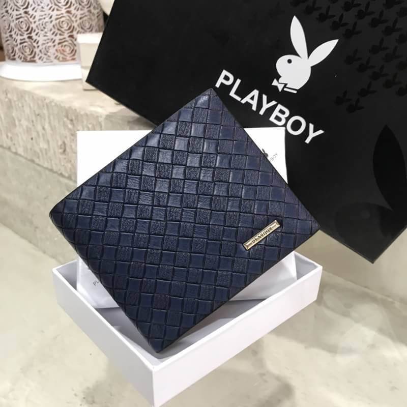 NEW ARRIVAL! PLAYBOY SHORT WALLET กระเป๋าสตางค์ใบสั้นพับ2ตอนรุ่นใหม่ล่าสุด Limited Edition จาก Playboy หนังนิ่มขึ้นลายเทคเจอร์สานอยู่ทรงสวยมากค่ะด้านหน้าประดับโลโก้แบรนด์ ขนาดกำลังดี ไม่หนาพกพาสะดวก ภายในมีทั้งช่องใส่รูปใส่บัตร ช่องใส่ธนบัตรแยกสองช่องเป็น