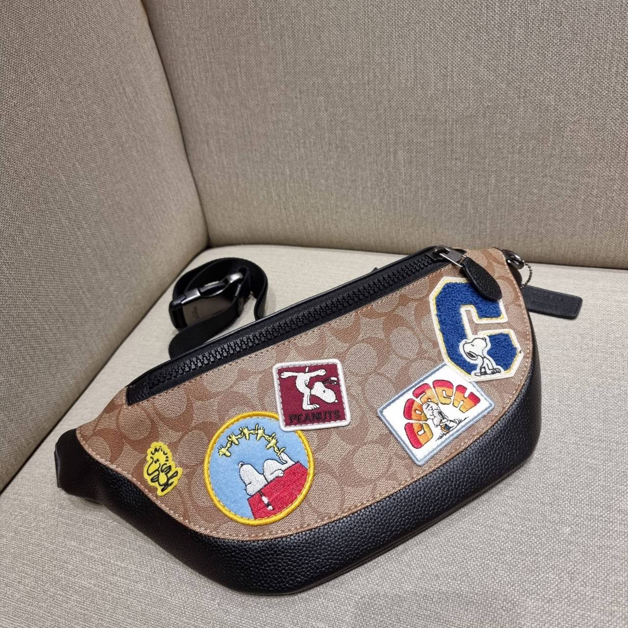 COACH C4028 COACH x PEANUTS WARREN BELT BAG IN SIGNATURE CANVAS WITH VARSITY PATCHES กระเป๋าคาดอกไซส์ใหญ่ คอลเลคชั่นยอดฮิต!! เป็นรุ่นสุดยอดของความคลาสสิค ขนาดสะพายกำลังเท่ คูลๆ ใช้งานง่าย ได้ทั้งหนุ่มๆและสาวๆ วัสดุหนังแคนวาสเคลือบลายสลับหนัง pepble น่าใช้
