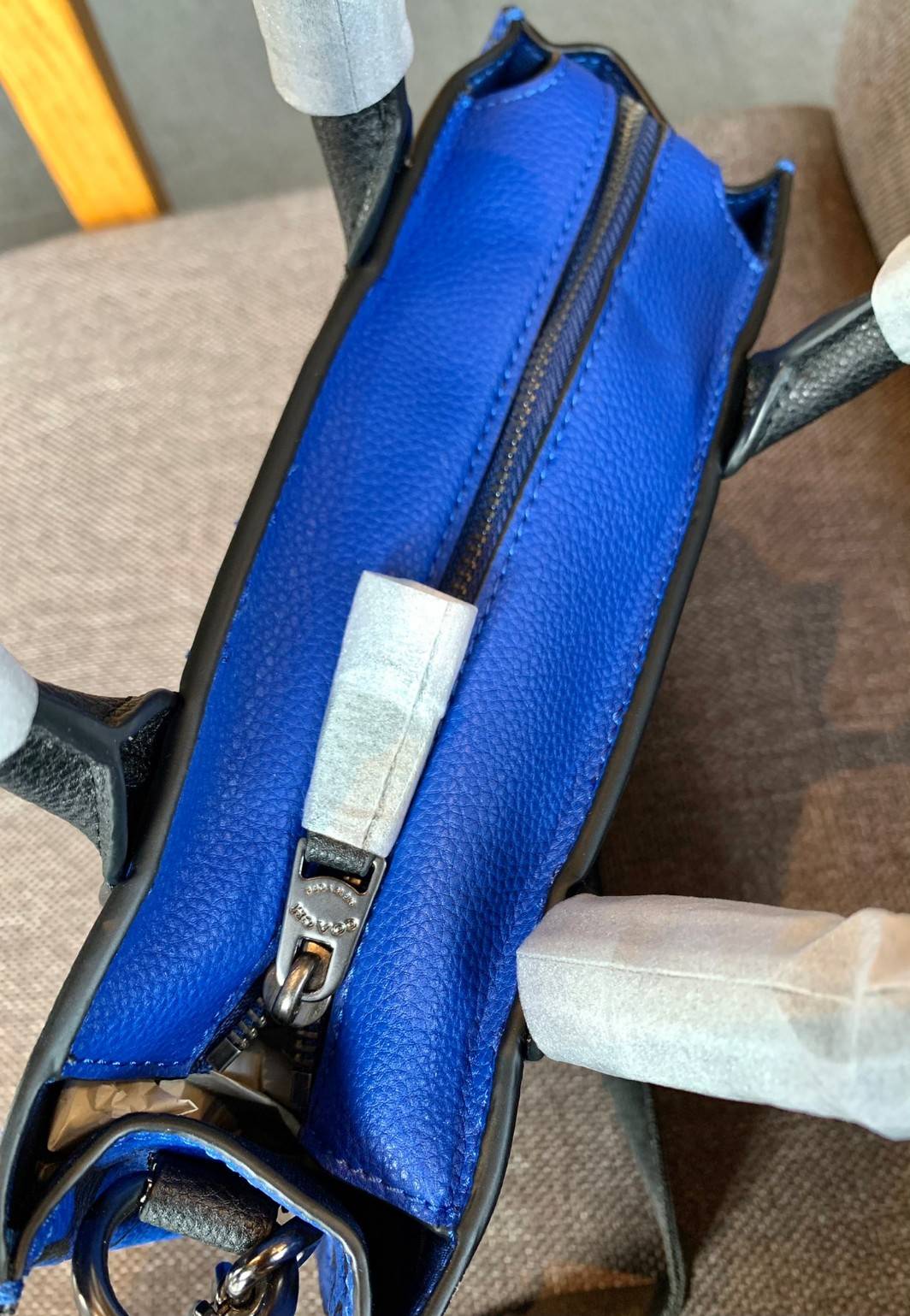 COACH COLORFUL GOTHAM TOTE SIGNATURE ((CA814)) รุ่นนี้ใช้ได้ทั้งผู้ชายและผู้หญิง ขนาดกลางๆกำลังสวยเลยค่ะ ใหม่ล่าสุด ก่อนใคร! กับกระเป๋าที่รังสรรค์สีออกมาได้สดใส เรียกได้ว่าจัดเต็มในเรื่องสีมีเดียวค่ะ หนังแท้ ลายหนังสวย บวกกับโลโก้แบรนด์ทั้งใบที่ลงลายสีได้