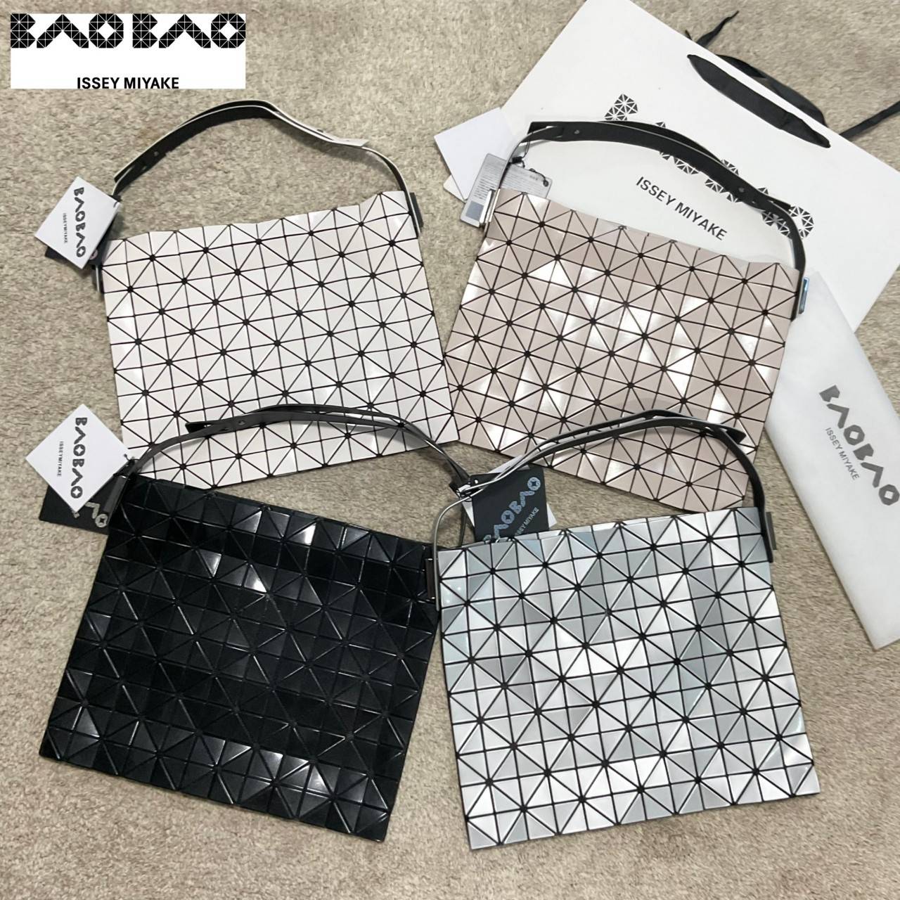 รุ่นใหม่ล่าสุด! พร้อมส่งที่ไทย! BAO BAO ISSEY MIYAKE BAGUETTE HANDBAG (LARGE) กระเป๋าสะพายไหล่จากทรงสวย วัสดุ 100% POLYVINYL CHLORIDE ด้านในใส่ของได้กำลังดีเลย ใส่ไอแพดมินิ กระเป๋าสตางค์ยาวได้ สมุดโน้ตได้สบายเลย วัยทำงานหรือวัยนักศึกษา อย่างน้อยต้องมีแบรน