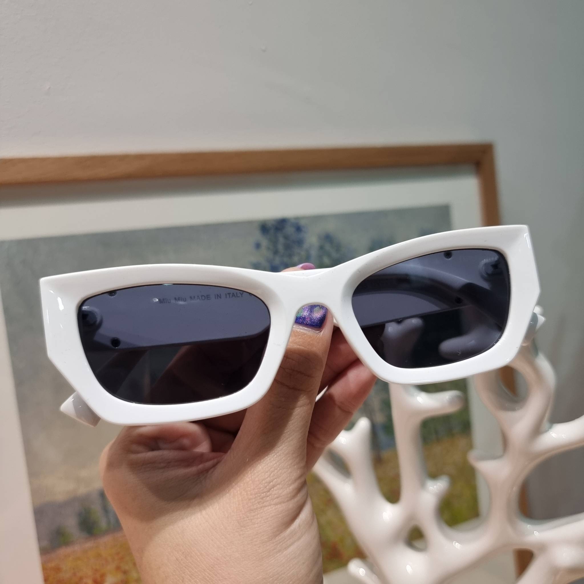 MIU MIU Sunglasses UV protection มาพร้อมอุปกรณ์ครบเซ็ท สวยปัง สวยตะโกน มีพกติดตัวไว้ไม่ตกเทรนด์ ใส่เสริมโหงวเฮ้ง ดูผู้ดี ใช้ได้ทุกโอกาส ทุกสถานการณ์ ใส่ที่บ้านถนอมสายตา ใส่ออกข้างนอกกันแดด กันลม กันฝุ่นก็มั่น ก็เลิศทั้งหมด