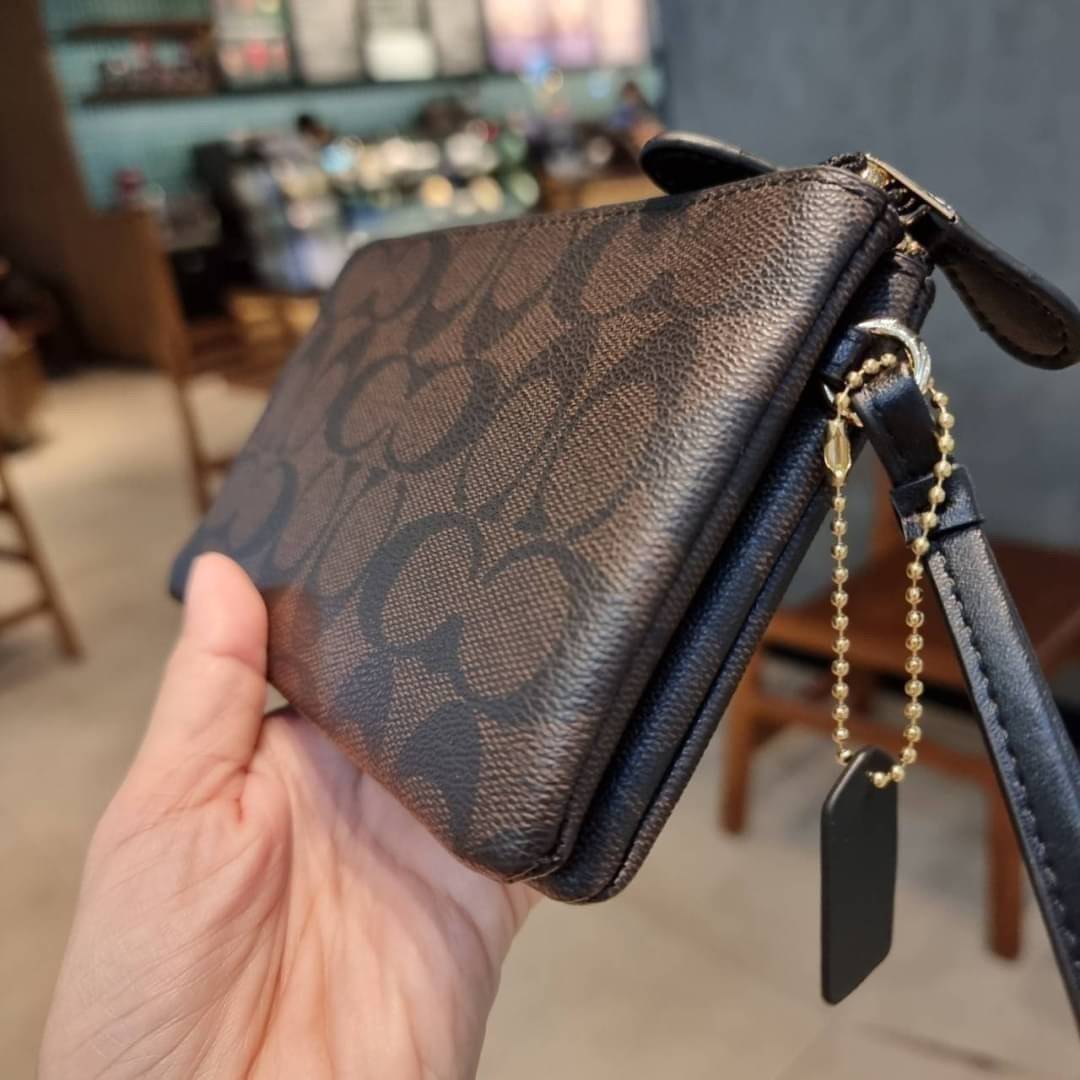 COACH F87591 DOUBLE CORNER ZIP WALLET IN SIGNATURE COATED CANVAS คล้องมือรุ่น 2 ซิป!! มาแล้วจ้า 🌟🤗 ไซส์นี้คือเหมาะมือจริงๆ พกง่ายเช่นเคย ไม่ต้องกังวลว่าจะเกะกะหรือกินพื้นที่กระเป๋าหลัก วัสดุหนังแคนวาสเคลือบลาย มีช่องหลักแยก 2 ช่อง ภายในบุผ