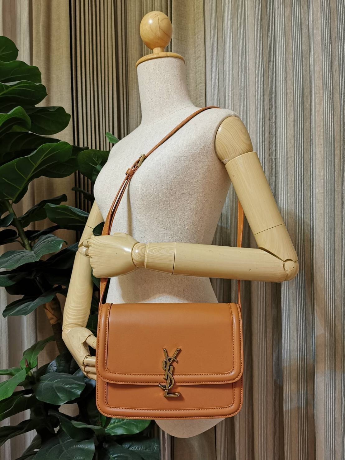 VIP 】YVES SAINT LAURENT BAG VIP GIFT WITH PURCHASE (GWP) Must Have! พร้อมส่งความสวย..items หายาก! พรีเมี่ยมกิ้ฟ Limited จาก YSL DUTY FREE COUNTER วัสดุหนังแท้ Calf skin ทรงสี่เหลี่ยมหนังสวยหรูอยู่ทรงเปิดปิดด้วยฝาปิดโลโก้แบรนด์อะไหล่ทอง ภายในโล่งมีLogo มีช