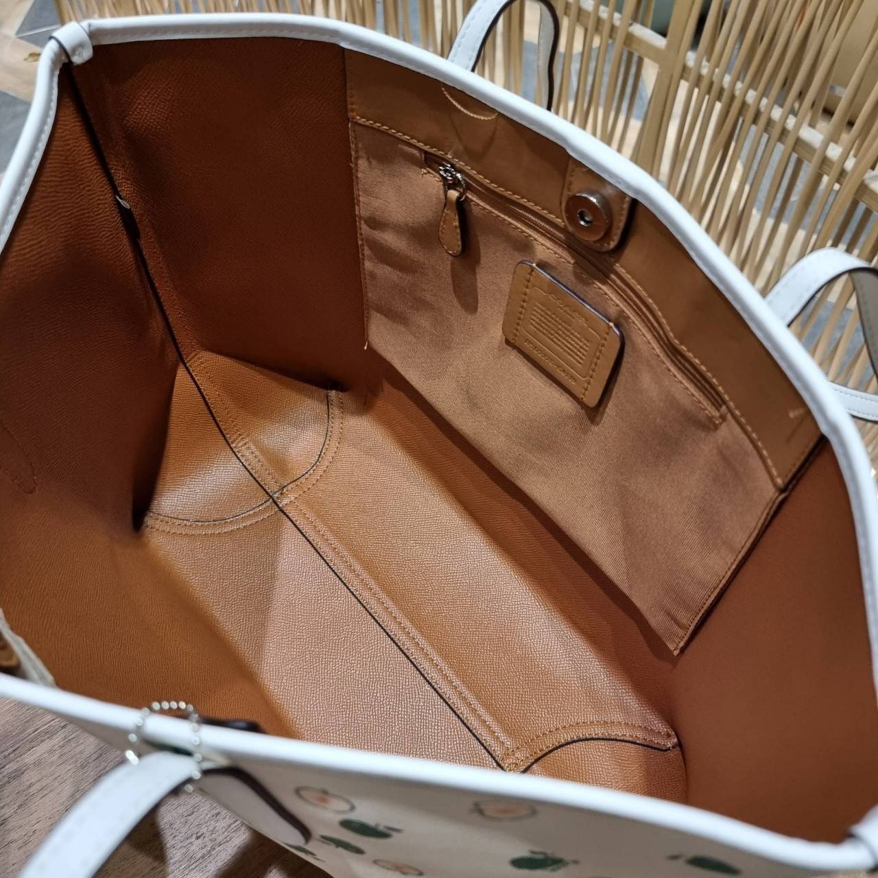 OUTLET 】COACH C4119 CITY TOTE WITH APPLE PRINT COACH CITY TOTE WITH POPSICLE PRINT C4277 แจกความน่ารักสดใส ด้วย 2 รุ่น กับเหล่าแอปเปิ้ลเขียวที่ยกมาทั้งสวน!! และลวดลายไอศครีมโทนชมพูแสนหวาน ดีไซน์ดึงดูดความสนใจได้ดีเลยทีเดียว กระเป๋าทรงช็อปปิ้งใบใหญ่ ที่จุย