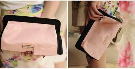 PRADA CANDY COSMETIC BAG GIFT WITH PURCHASE (GWP) จากเคาน์เตอร์ต่างประเทศรุ่น Limited Satin Material ทรง cluth ขนาดกำลังน่ารัก ด้านหน้ามีโลโก้ brand เปิดปิดด้วยแถบเเม่เหล็กซ่อนที่ปากกระเป๋า ซับใน Polyester มีช่องแบ่งสามารถใส่เครื่องสำอางค์ เครื่องเขียน เค