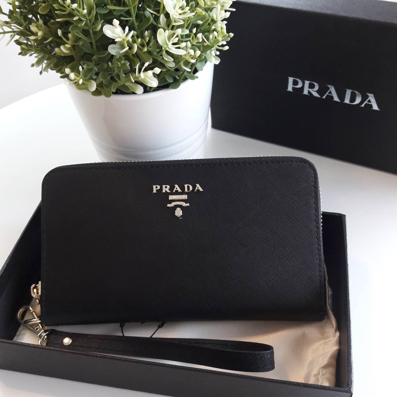 New arrival ! รุ่นที่รอคอย เข้าแล้วค้า กับ Prada Wallet Saffiano กระเป๋าสตางค์ซิปรอบ รับทรัพย์ **พร้อมสายคล้องมือ เปิดปิดด้วยซิป อะไหล่ทอง ปั้มแบรนด์ ทั้งใบ **จุดเด่น มีช่องใส่มือถือ ได้ถึง iphone7+ ใส่บัตรได้หลายช่อง ด้านในมีช่องซิปแยกอีก1ช่อง แถมยังมี ช