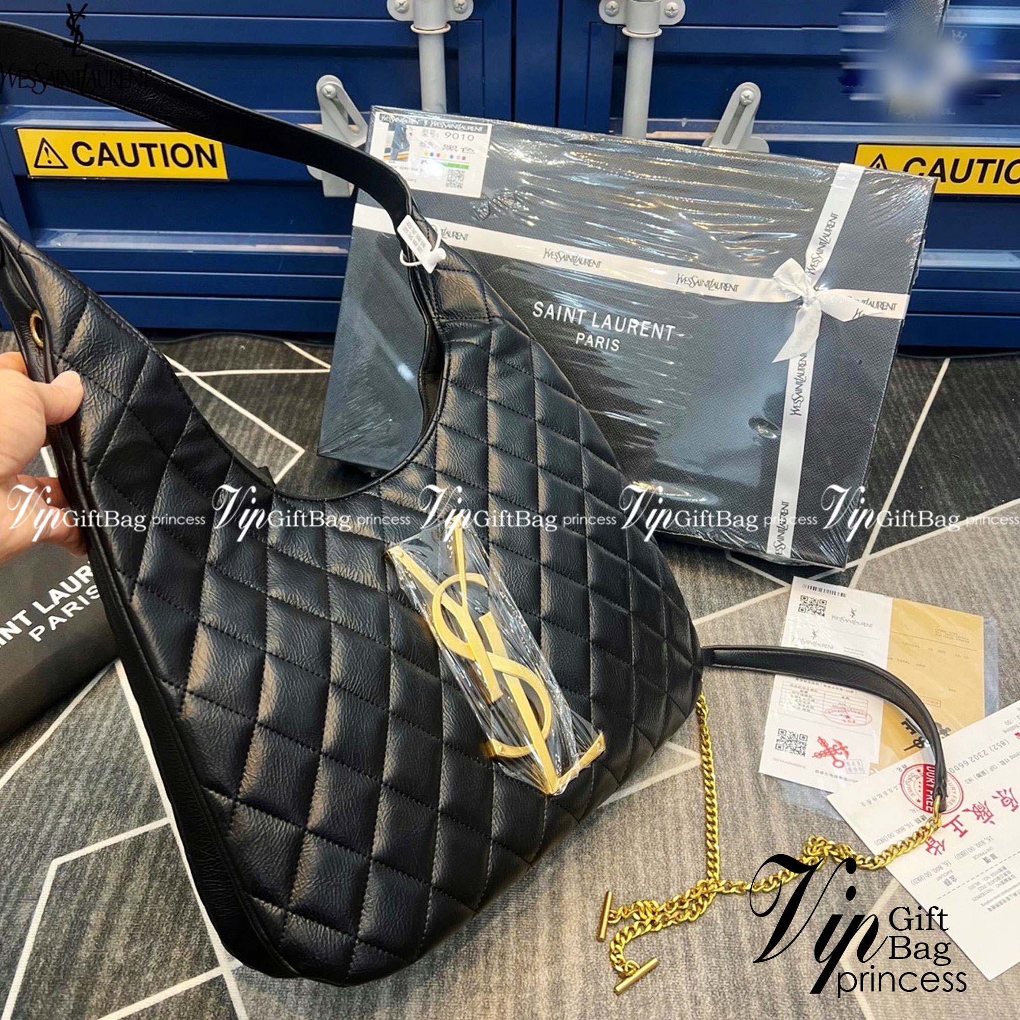 YSL maxi shopping bag in quilted lambskin / YSL tote bag กระเป๋าสะพาย YSL ทรงชอปปิ้งมาใหม่ หน้าติดโลโก้แบรนด์สีทอง ใช้งานง่าย จุของได้เยอะเลยค่ะ สาวๆนักช็อปห้ามพลาดน้า งานหนังซอร์ฟสวย ภาพสินค้าถ่ายจากงานขายจริง ใช้งานต่างประเทศได้