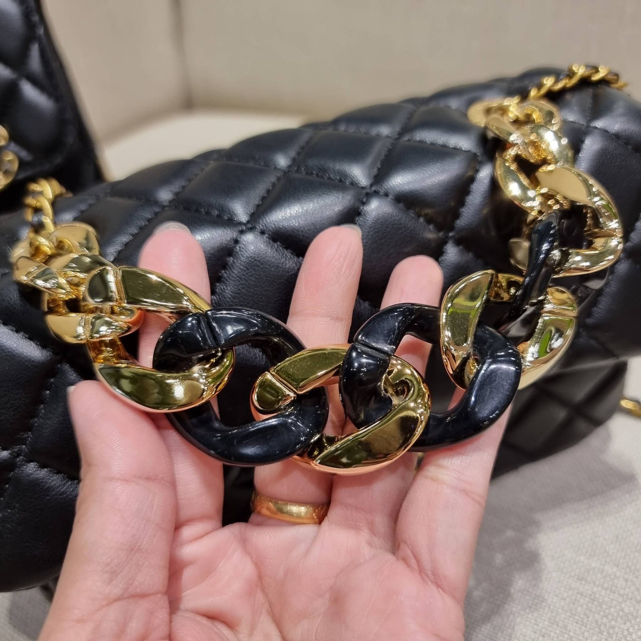 CHANEL GIFT BOX SET Chanel Holiday Makeup & Beauty Gift Sets สุดหรูชวนให้สะสม สุดยอดไอเท็มหายากพร้อมเสิร์ฟครบชุด limited สุดคุ้ม มาพร้อมกระเป๋าสะพายถึง 2 ใบ รุ่นยอดฮิตทั้งนั้น!!ที่พิเศษยังมีน้ำหอมตัวท็อปมาให้อีก chanel no.5 ที่แสนจะเย้ายวน ในขนาด 7.5 ml. 