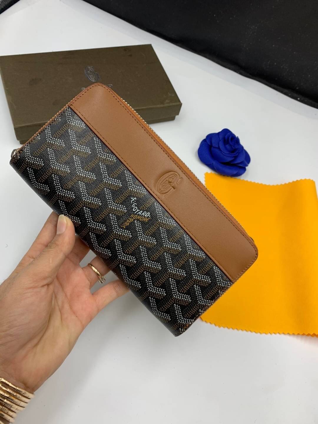 VIP GIFT 】GOYARD round zipper Matignon Long Wallet กระเป๋าสตางค์ซิปรอบใบยาว พร้อมส่ง 6 สี เหมาะกับการใช้งานทุกรูปแบบ นอกจากเพิ่มความมั่นใจแล้ว ยังทำให้ชีวิตของเราง่ายขึ้นอีกด้วย โดยการเปิดปิดแบบซิปรอบ สามารถใส่ธนบัตร เหรียญ บัตรต่างๆได้หลายใบเลยทีเดียว ขน