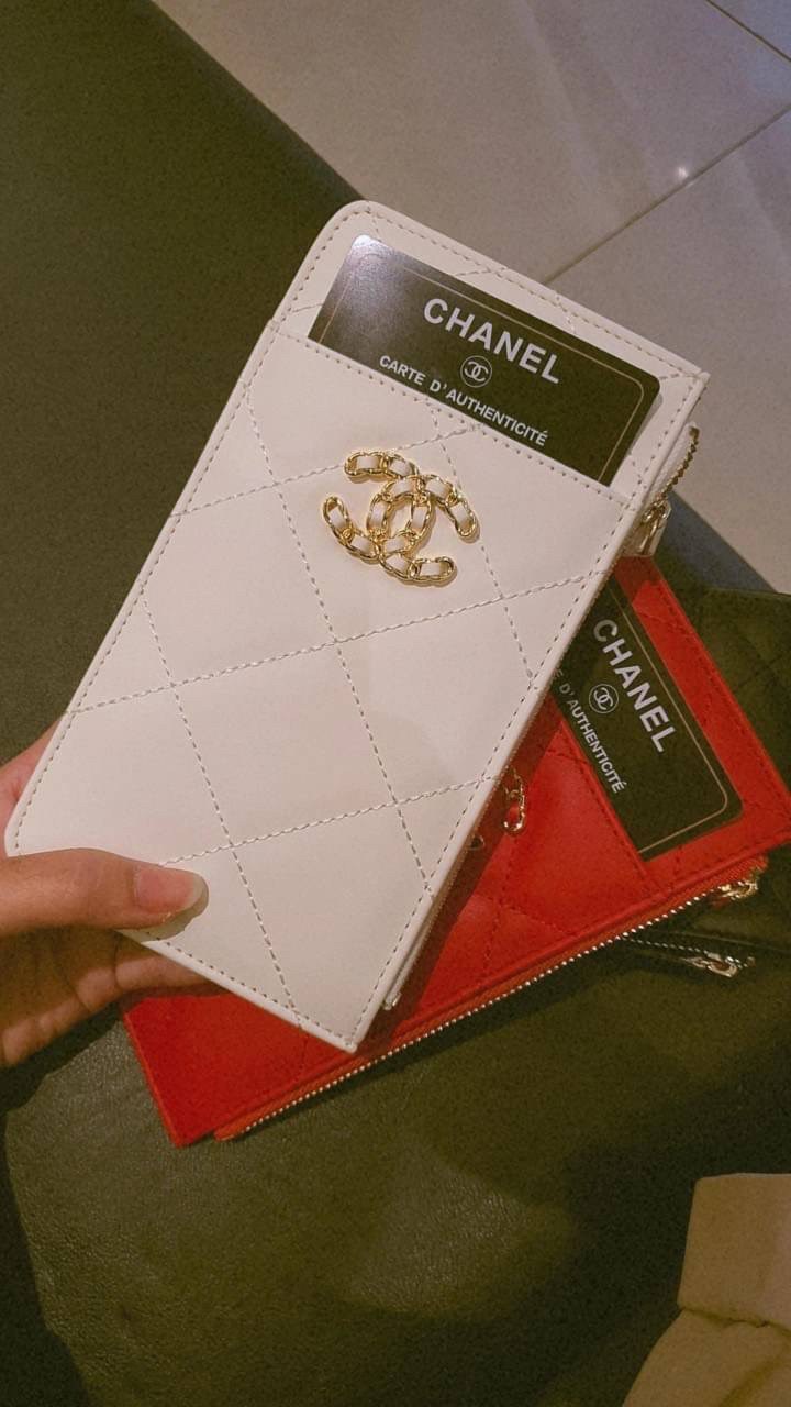 CHANEL LONG WALLET CARD PHONE HOLDER พร้อมส่งครบ 3 สี ❤️🖤🤍 พร้อมส่งที่ไทยค่าา กระเป๋าสตางค์รับทรัพย์ แนะนำรุ่นนี้เลยคะ งานพรีเมี่ยมกิ้ฟท์จากเค้าเตอร์ต่างประเทศ กระเป๋าสตางค์ทรงสวย สะดุดตา หนังสัมผัสลายด้าน จากแบรนด์ 𝗖 Ǖ