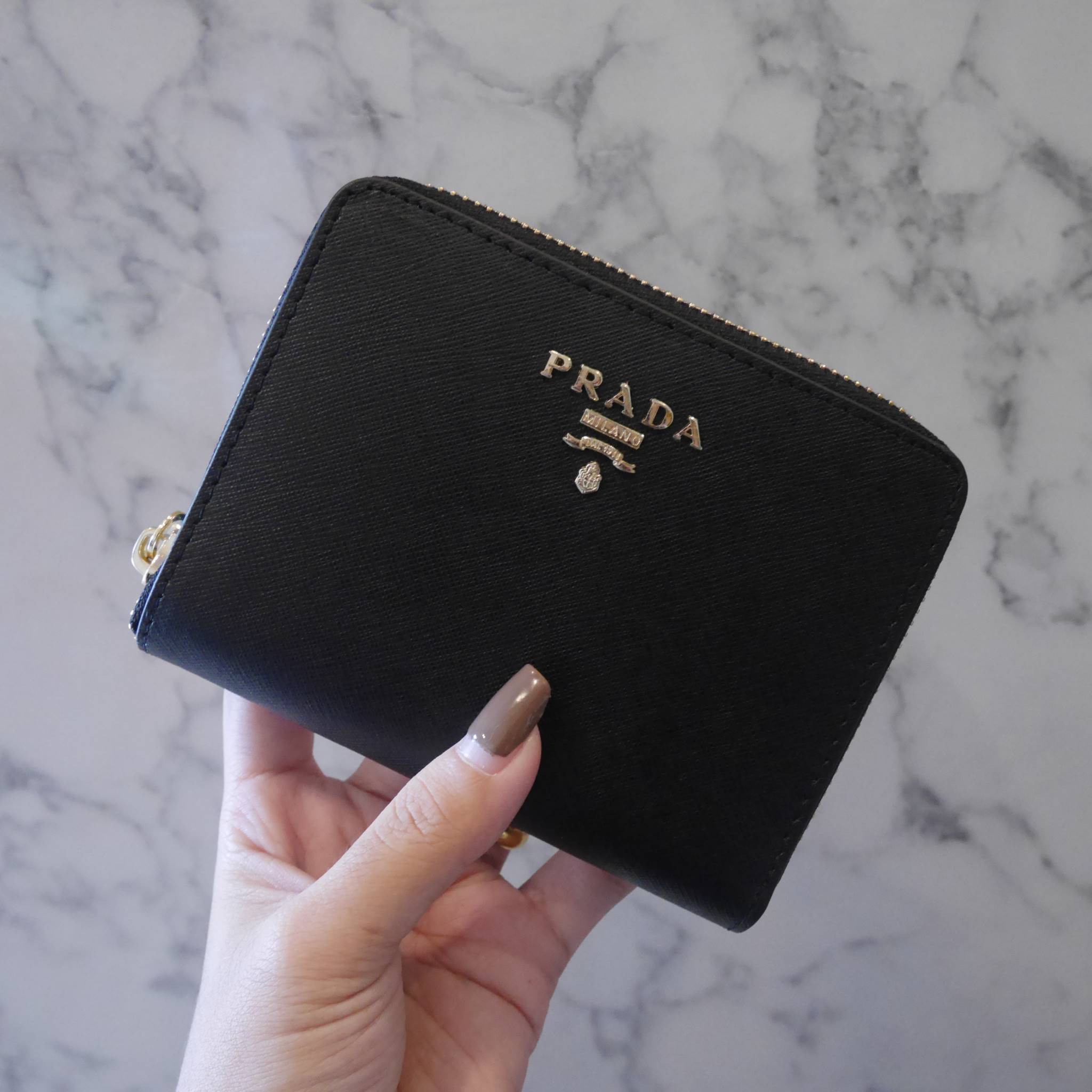 New Color•• รุ่นที่รอคอยสำหรับสาวๆที่ชอบ กปต.สั้น ก็มาแล้วค้า กับ Prada Short Saffiano wallet กระเป๋าสตางค์สั้น ขนาดกะทัดรัด เปิดปิดด้วยซิป อะไหล่ทอง ปั้มแบรนด์ ทั้งใบ **จุดเด่น มีช่องใส่รูปถ่าย ใส่บัตรได้หลายช่อง ด้านในมีช่องซิปแยกอีก1ช่องค้า อีกหนึ่งไอเ