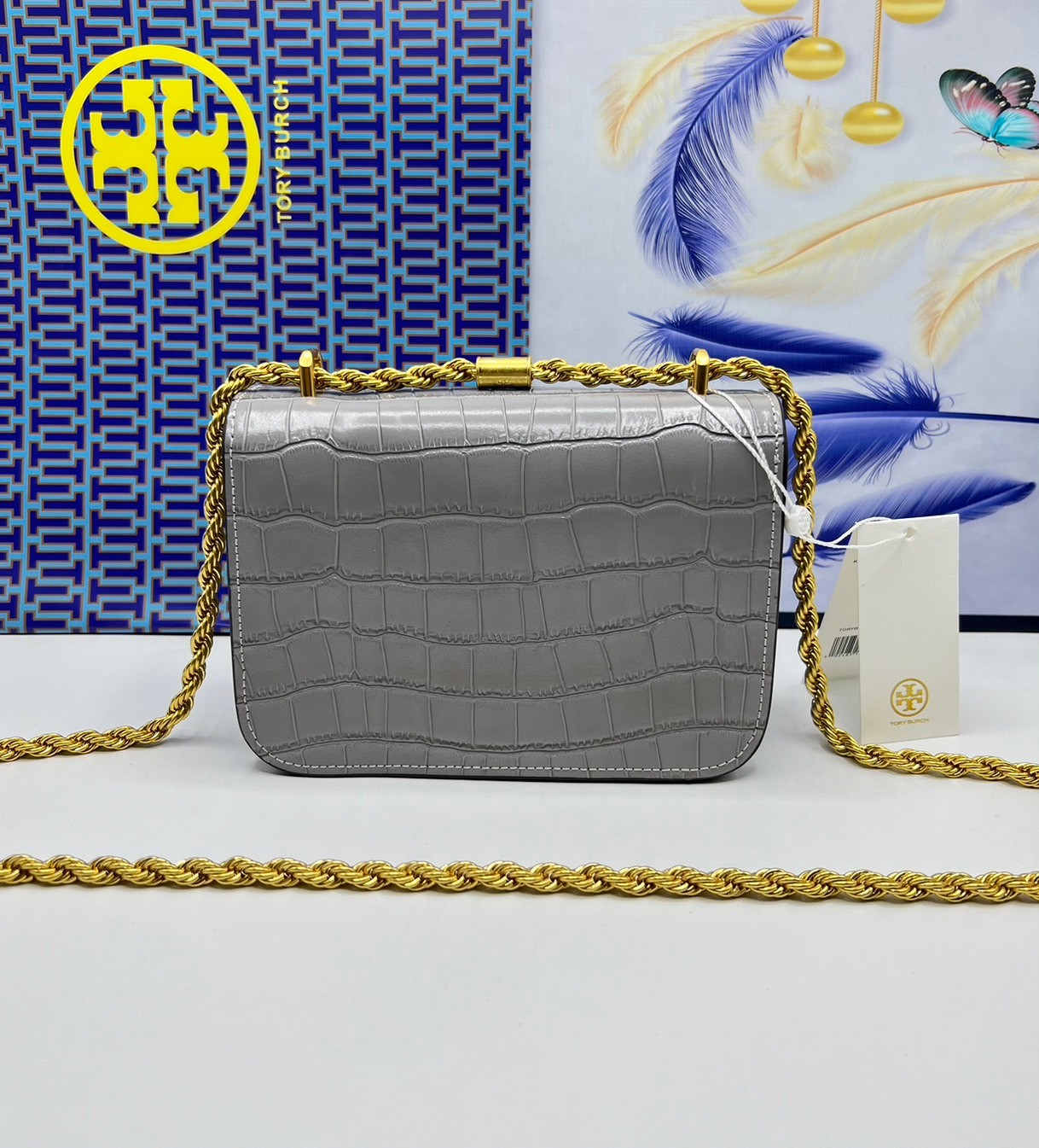 6 สี Tory Burch Croc Eleanor Small Bag / TORY BURCH ELEANOR CROC EMBOSSED LEATHER กระเป๋าสะพายหนังพิมพ์ลายจระเข้ ดีไซน์หรูหรา โด่นเด่นด้วยโลโก้แบรนด์อะไหล่ด้านหน้า และสายสะพายโลหะสีทอง