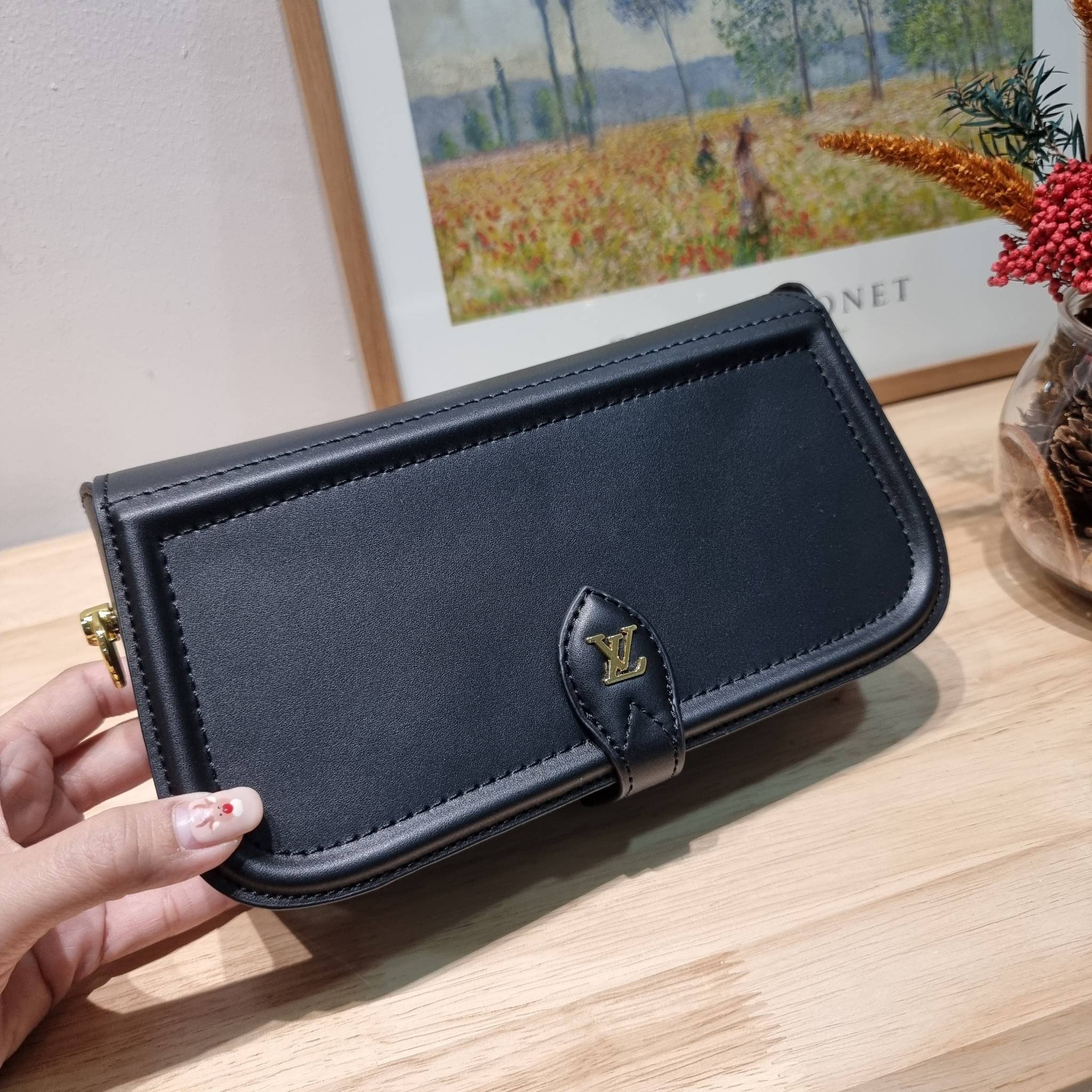 LV officier crossbody bag / LV Officier Pouch With Strap กระเป๋าสะพายเรียบหรู ดีไซน์เรียบง่าย ใช้งานสะดวก พร้อมใบลูกน่ารัก และสายสะพายเส้นใหญ่ ทนทาน แน่นหนา วัสดุหนังเรียบสวย