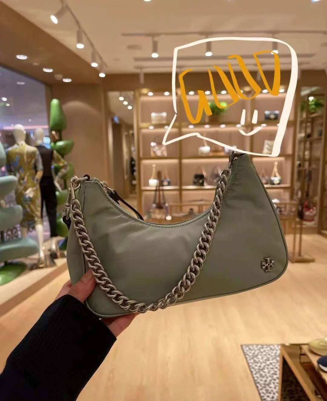 TORY BURCH handbag / TORY BURCH shoulder bag พร้อมส่งที่ไทย Tory Burch 151 Mercer Small Crescent Bag กระเป๋าถือหรือสะพายไหล่ วัสดุNylon อะไหล่เงิน น้ำหนักเบา พกพาสะดวก ใส่โทรศัพท์ iIphone+ ได้ ด้านในโล่งมีช่องเล็กใส่บัตร 2 ช่อง มาพร้อมสายสั้น สายหนัง+สายโ