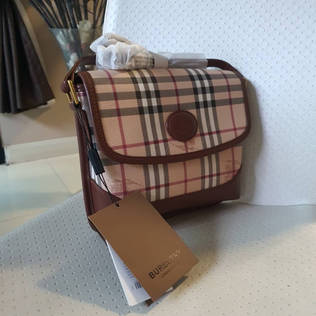 BURBERRY CROSSBODY VINTAGE BAG Limited Edition วัสดุหนังPVC สวยอยู่ทรง เปิดปิดด้วยฝาปิดกระดุมแม่เหล็ก ภายในมีช่องใส่ของแยกอีกช่อง สามารถใส่กระเป๋าสตางค์ยาว iphone เงิน ของจุกจิกได้ สายสะพายหนังยาวปรับระดับได้ อะไหล่แบรนด์สีทองวินเทจ Rare items เด็ดๆแบบนี้