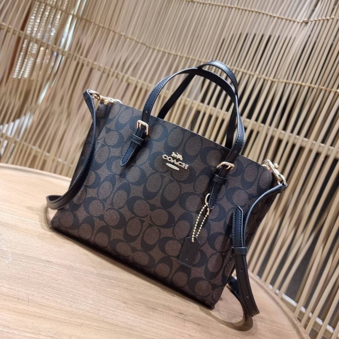 OUTTLET 】COACH MOLLIE TOTE 25 (C4250 C4084) น้องคนสวยอีกหนึ่ง!! กระเป๋าโท้ทไซส์เล็กที่สาวๆหลงรัก ดีไซน์คลาสสิคเหมือนเดิม เพิ่มเติมคือสะดวกขึ้นเยอะ!! ย่อส่วนมาจากใบใหญ่เป๊ะๆ น่ารักน่าใช้มากๆ วัสดุหนัง crossgrain ทนทาน ใช้งานง่าย เรียบหรูดูดีม้าก!! ภายในโล่