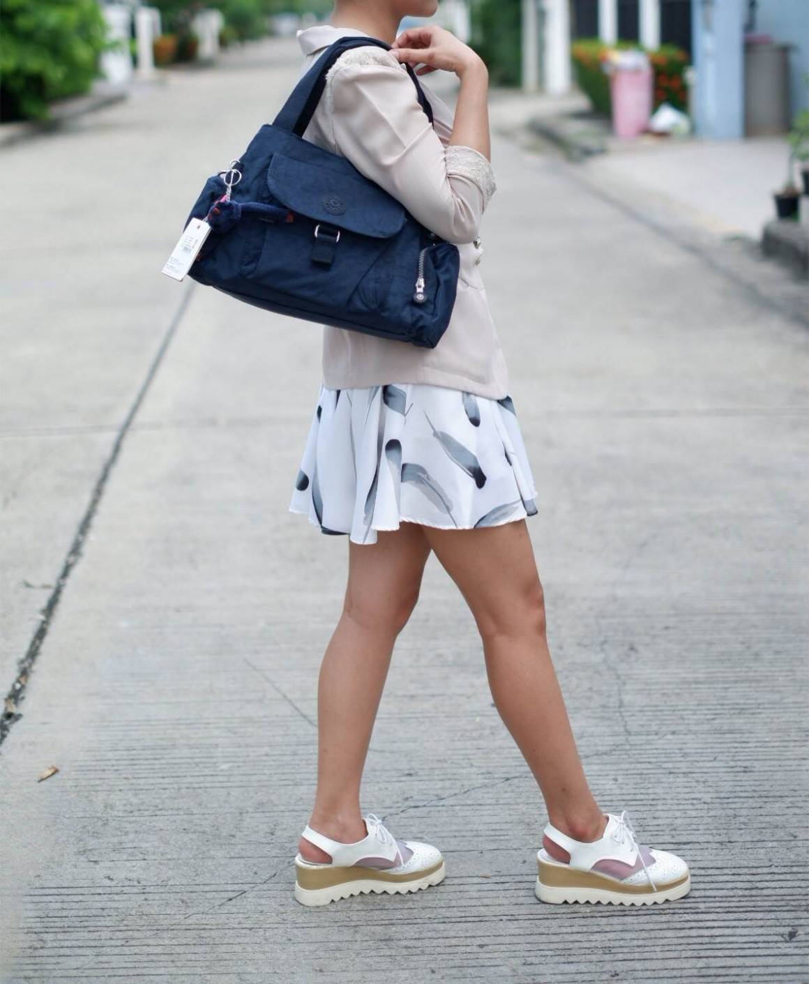 KIpling Felix Large Handbag Bag กระเป๋าถือหรือสะพายสไตล์ลำลองวัสดุ Nylon + Polyester 100% น้ำหนักเบามีหูหิ้วเเละสายสะพายยาวเลื่อนปรับระดับได้ถอดได้ เปิดปิดด้วยซิปสะดวกใช้ โลโก้เเบรนด์ มีช่องแบ่งถึง3ช่องเเยกเป็นสัดส่วน ด้านหน้าและด้านหลังมีช่องใส่ของเปิดปิ