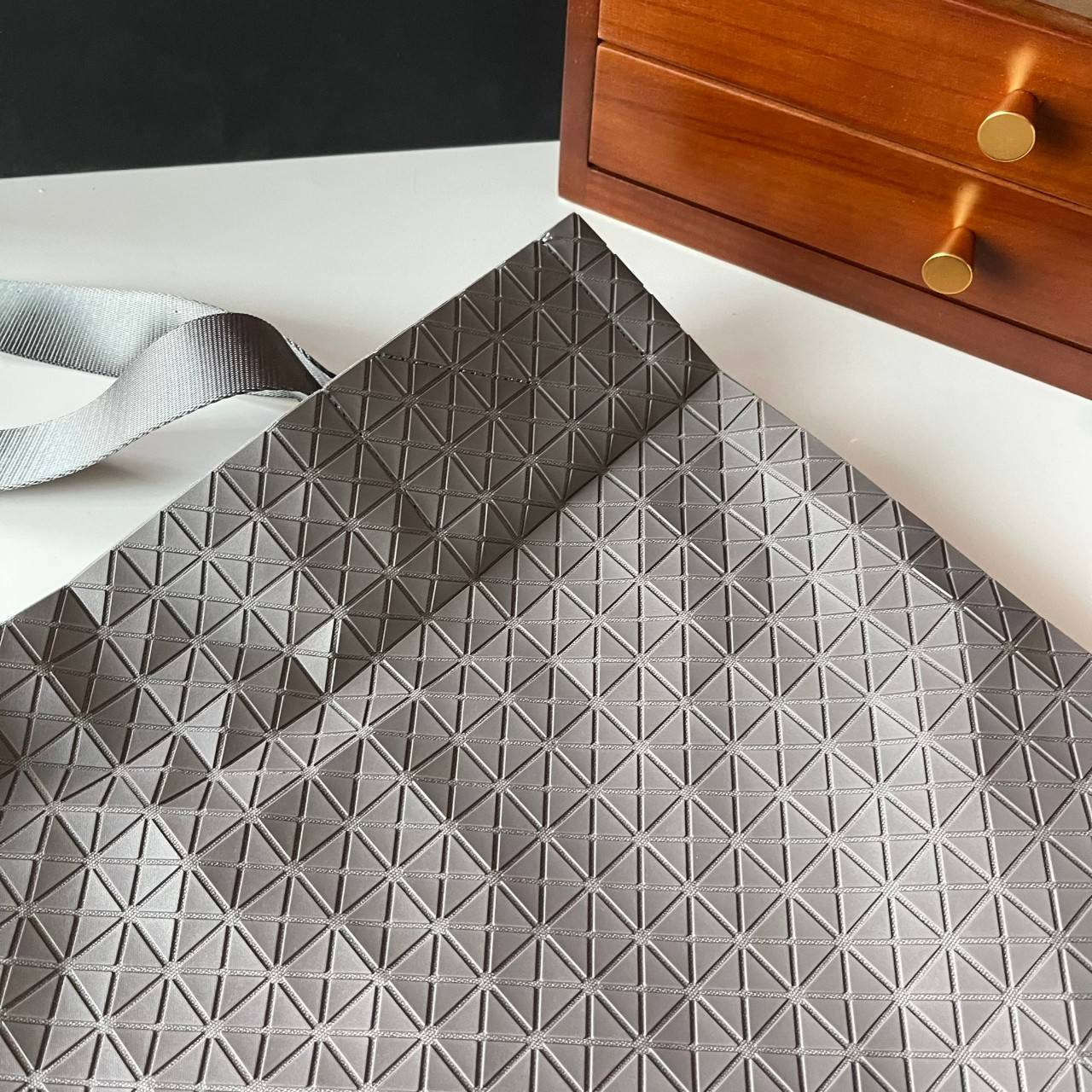 VIP 】Bao Bao Issey Miyake Cart Tote Bag พร้อมส่งที่ไทย รุ่นใหม่ล่าสุด สามารถใช้ได้ทั้งผู้หญิงกับผู้ชาย เบาสบายจุของได้เยอะสามารถทนทานต่อน้ำหนักได้สูงใช้งานได้ยาวๆเลยค่ะ