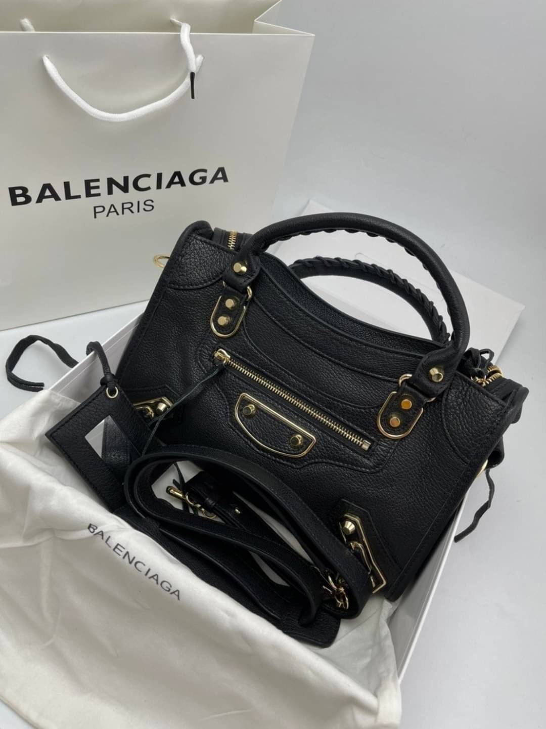 หนังแท้ BALENCIAGA CLASSIC CITY SMALL SHOULDER BAG in black Arena lambskin อะไหล่เงิน / ทอง การสร้างสรรค์ที่มีเอกลักษณ์เฉพาะตัว หรูหรา สีดำคลาสสิก วัสดุหนังแกะแท้ทั้งใบ ภายในโล่งกว้างจุของได้เยอะ เกรดออริจินอล ตอบโจทย์ได้ทุกลุค ทุกไลฟ์สไตล์ คูลๆ เท่ๆ ภาพส