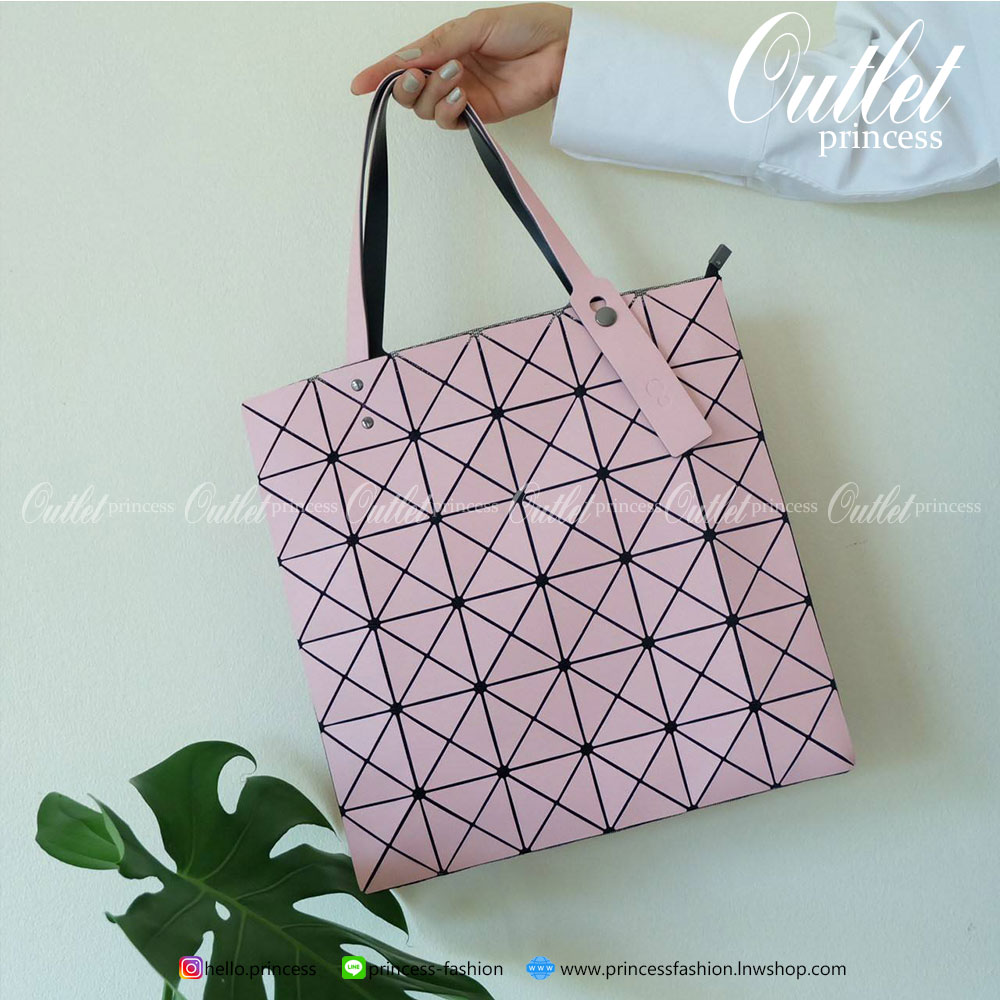 ทรงสุดฮิตจากแบรนด์ David Jones รุ่น Candy color ใบนี้ มาพร้อมกับน้องกระต่าย DV ขนฟู นิ่มๆ สีเข้า set กับกระเป๋าคะ กระเป๋า ทรง Tote ตัวกระเป๋าเย็บติด ด้วยแผ่นอคิลิค ตัดขอบลายวิ้งๆ สุดหรู ดีไซน์เกร๋ จุดเด่นที่ น้ำหนักเบา สามารถ ถือ หรือ สะพายไหล่ได้คะ ใบใหญ