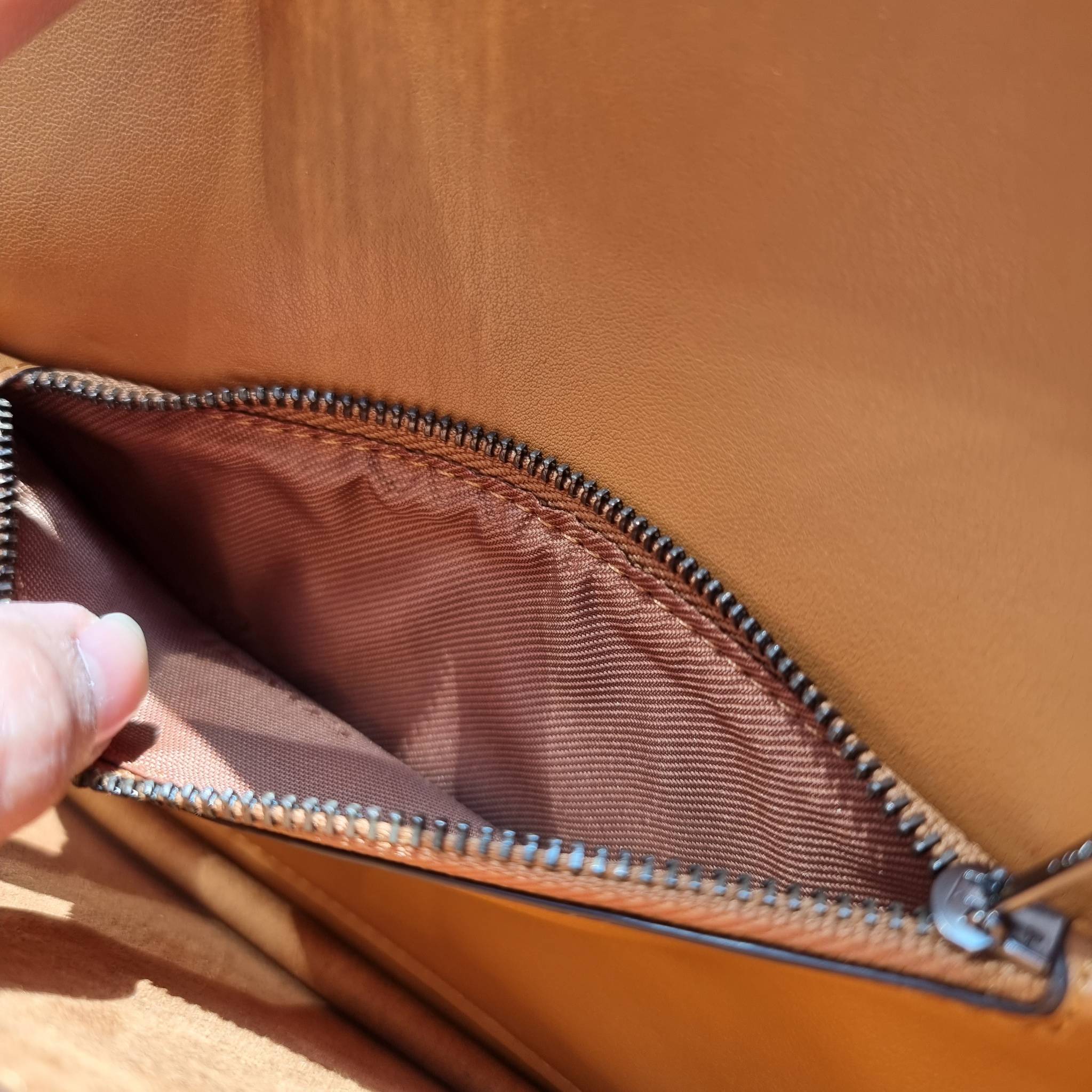 OUTLET 】COACH 88343 CAMILLE CROSSBODY WITH HORSE AND CARRIAGE PRINT AND ARCHIVE PATCH คอลเลคชั่นหายาก ที่สาวๆตั้งตารอ!! ด้วยดีไซน์ลุคผู้ดี ตกแต่งลวดลายออกมาดูโดดเด่น กับกระเป๋าสะพายที่ปรับใช้ได้หลายหลายสไตล์ สะพายไหล่สายคู่ สะพายข้างสายเดี่ยว หรือจะเอาสาย