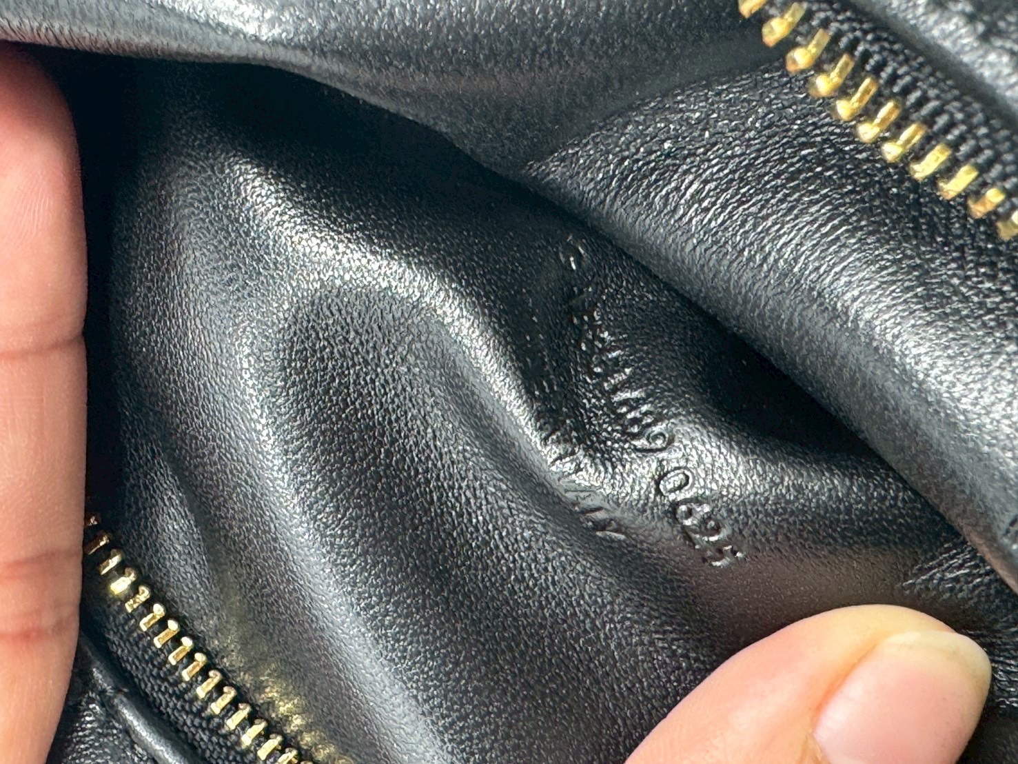 ORI หนังแท้ | YSL ICARINO in quilted nappa 25cm กระเป๋าถือ Icare รุ่นยอดนิยม ปรับไซส์ใช้งานง่าย ดีไซน์ทันสมัย น้ำหนักเบา เรียบหรู โดดเด่นด้วยโลโก้แบรนด์สีทอง