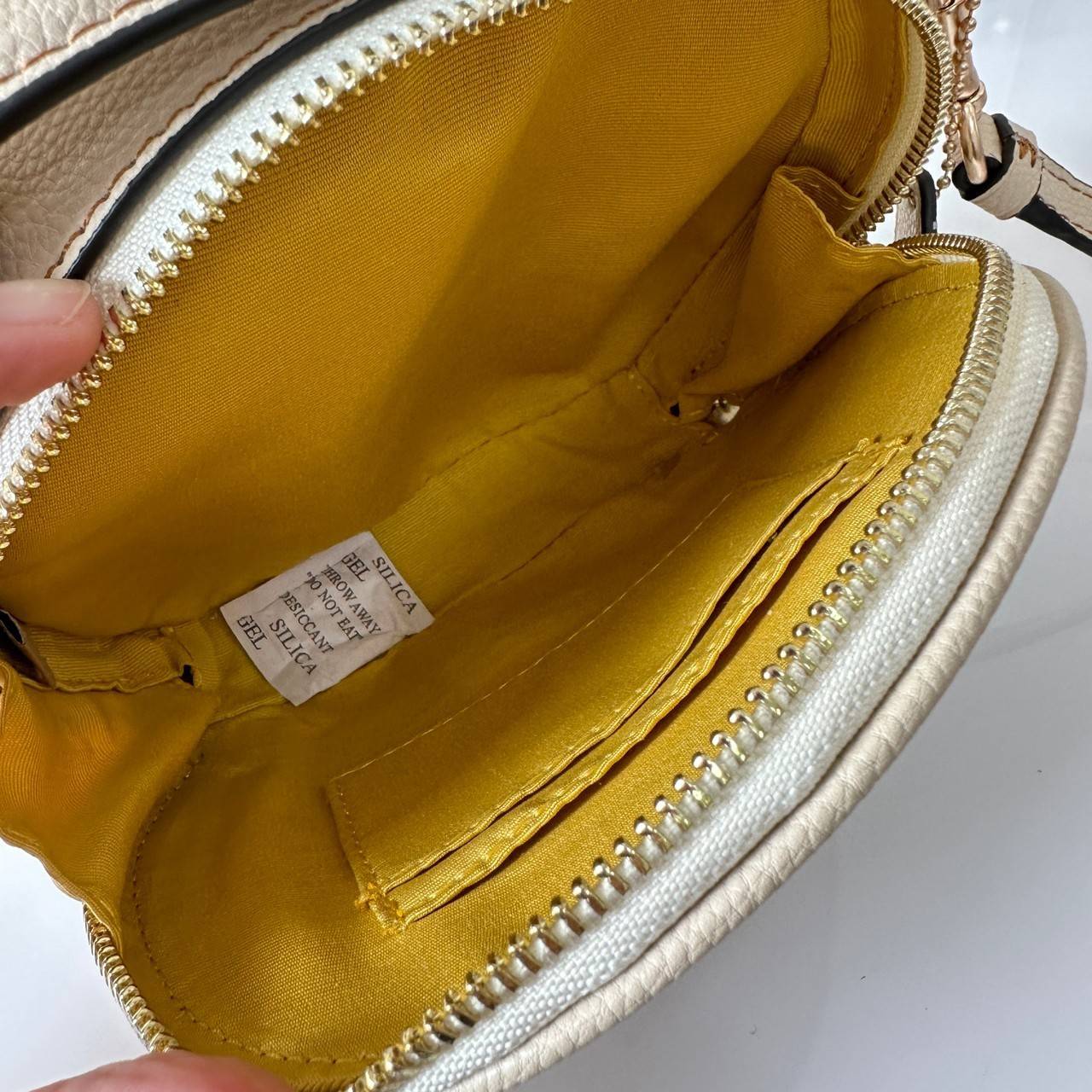 COACH X PEANUTS CANTEEN CROSSBODY WITH SNOOPY PRESENT MOTIF (CE845,CF290) กระเป๋าสะพายข้างทรงกลมไซส์มินิ มีหูจับ วัสหนังแท้ ด้านหน้าโดดเด่นด้วยรูปการ์ตูนSnoopy