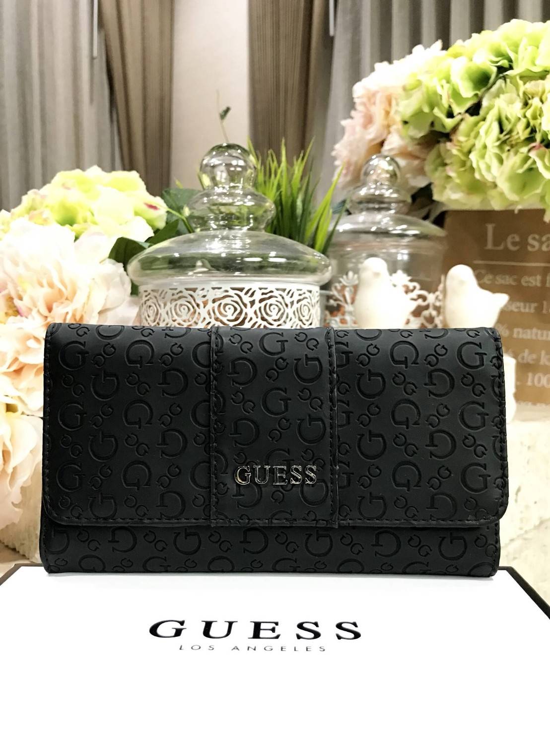 GUESS FACTORY WOMEN'S WALLET กระเป๋าสตางค์ใบยาว3พับดีไซน์ยอดนิยมหนังปั้มโลโก้รอบใบด้านหน้าประดับโลโก้แบรนด์สวยหรู เปิดปิดด้วยฝาปิด ภายในมีช่องใส่รูป ช่องใส่ธนบัตร แบงก์พัน และช่องใส่บัตรหลายช่อง แยกเป็นสัดส่วน ภาพถ่ายจากสินค้าจริง ตัวจริงสวยน่าใช้ค่ะ