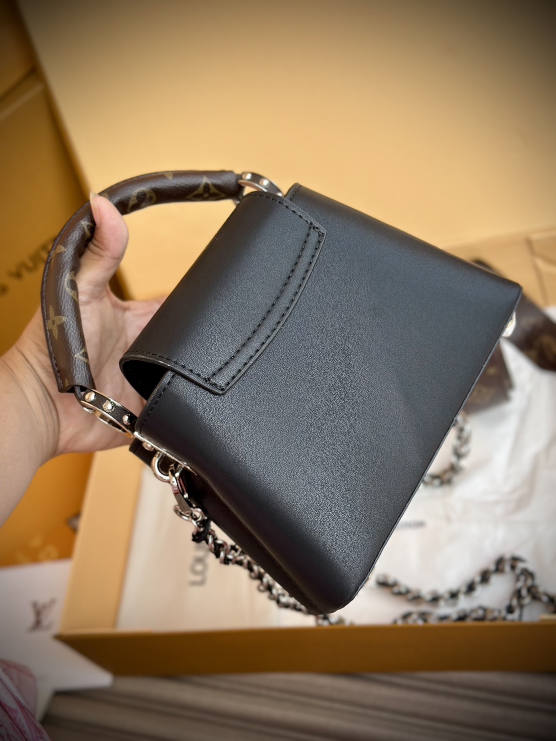 LV Capucines East-West Mini Bag กระเป๋าถือสุดหรู ดีไซน์สวยสีดำคลาสสิค ไซส์มินิดีงามม้ากกกก!! มาพร้อมหูจับในตัว ด้วยรูปทรงวินเทจ ทำให้ไอเท็มนี้สะกดทุกสายตาจริงๆ