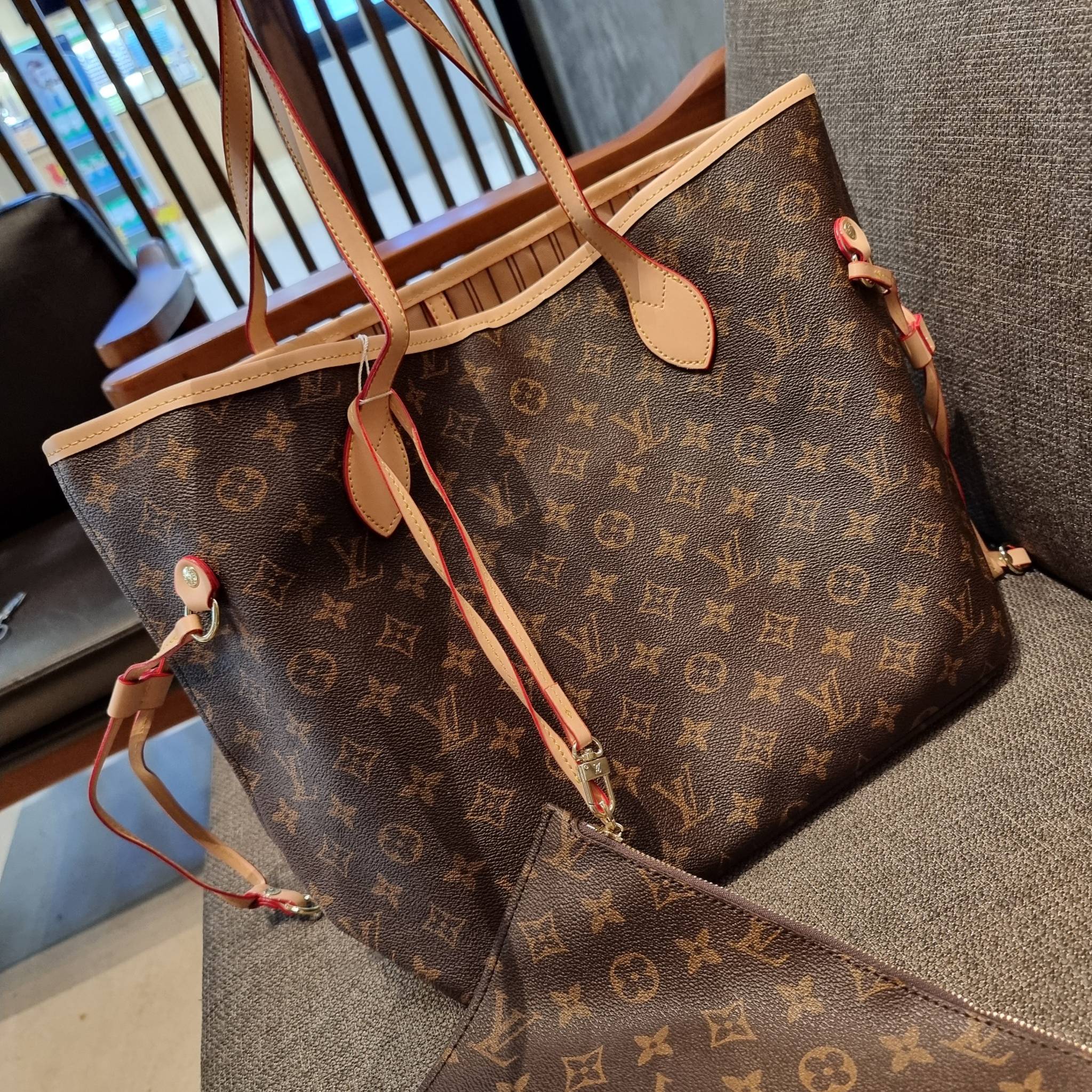 LV 2IN1 TOTE SET กระเป๋าสะพายไหล่ใบใหญ่ทรง tote มาพร้อมใบลูก คลาสสิคที่สุด เป็รอีกรุ่นที่มีคนใช้กันทั่วบ้านทั่วเมือง ฮิตแบบไม่ต้องพูดเยอะ วัสดุหนังแคนวาสปั๊มลายเต็มใบ ปากกระเป๋ามีหูเกี่ยว ด้านข้างมีหนังรูดเก็บทรงได้ ภายในโล่งกว้างมากๆ มีช่องซิปแยกให้ ใบเล