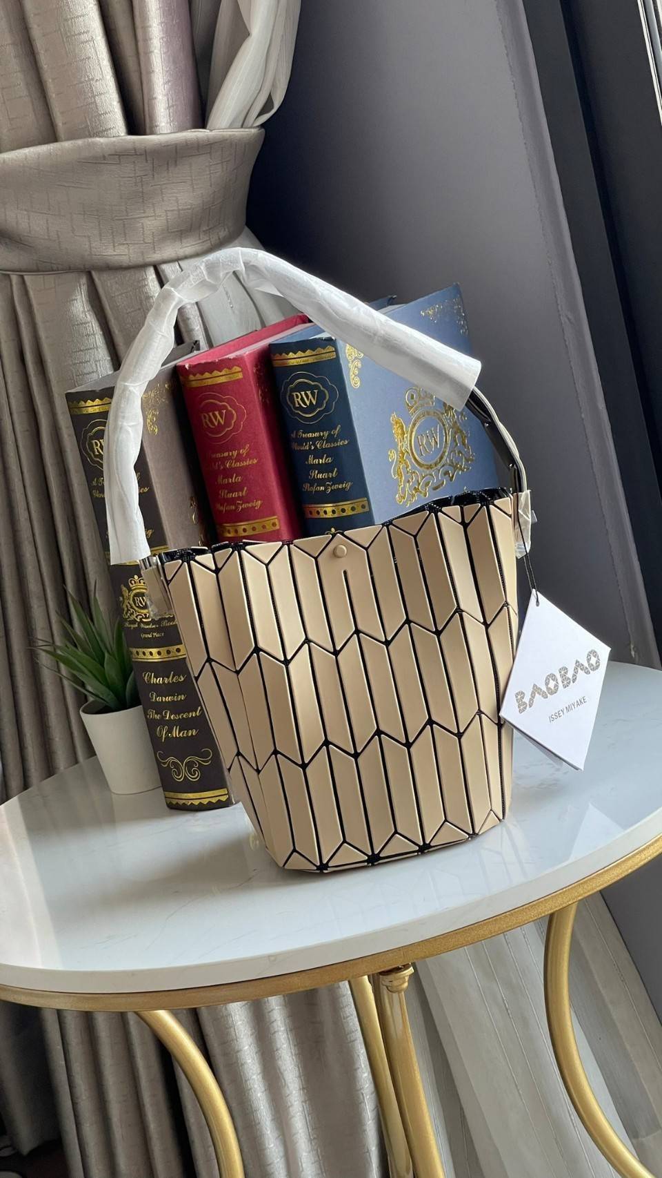 small : BAO BAO ISSEY MIYAKE SMALL BUCKET เป็นกระเป๋าบัคเก็ตขนาดเล็กสามารถใช้ใส่กระเป๋าสตางค์และโทรศัพท์มือถือได้ ซีรีย์ใหม่นี้มีจุดเด่นที่แผ่นรูปทรงสี่เหลี่ยมด้านขนานในแนวตั้ง เกิดเป็นรูปทรงสามมิติ