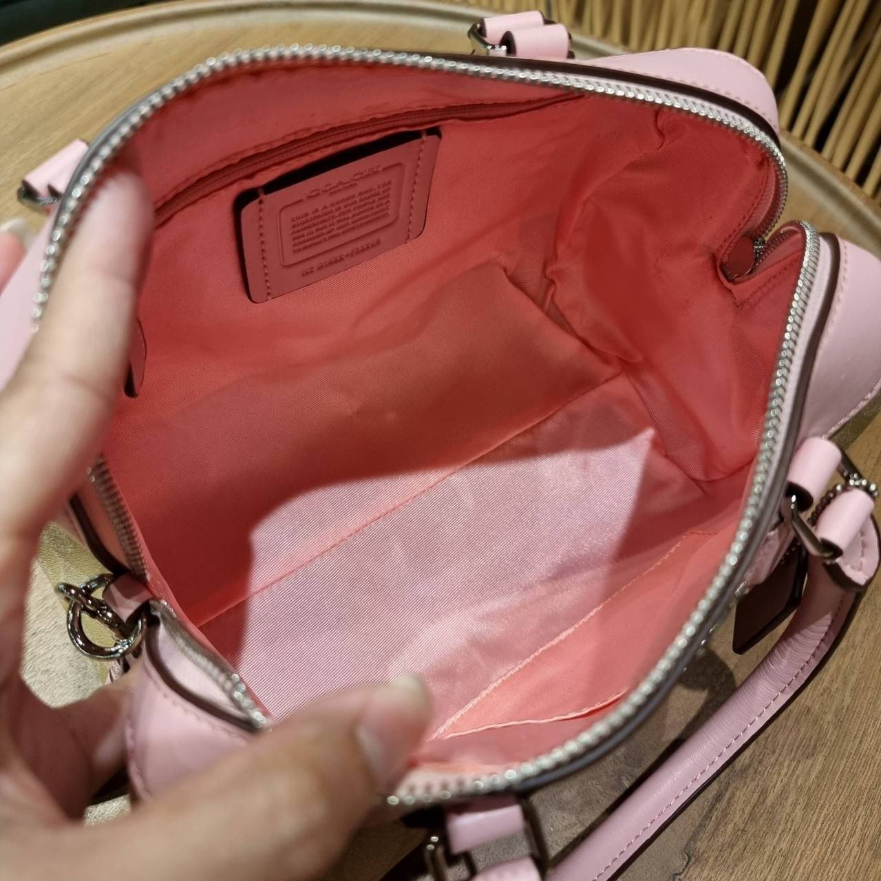 COACH F32203 MINI BENNETT SATCHEL IN SIGNATURE CANVAS กลับมาอีกครั้ง!! กับกระเป๋าทรงหมอนยอดฮิต 🥳 มีกี่สีก็ขายหมด วัสดุหนังแคนวาสเคลือบลาย ทรงสวยใช้งานได้ทุกโอกาส ภายในโล่งกว้างใส่ของได้เยอะ มีหูจับในตัว และสายสะพาย crossbody ปรับได้ตามตัว ใบนี้ไม่