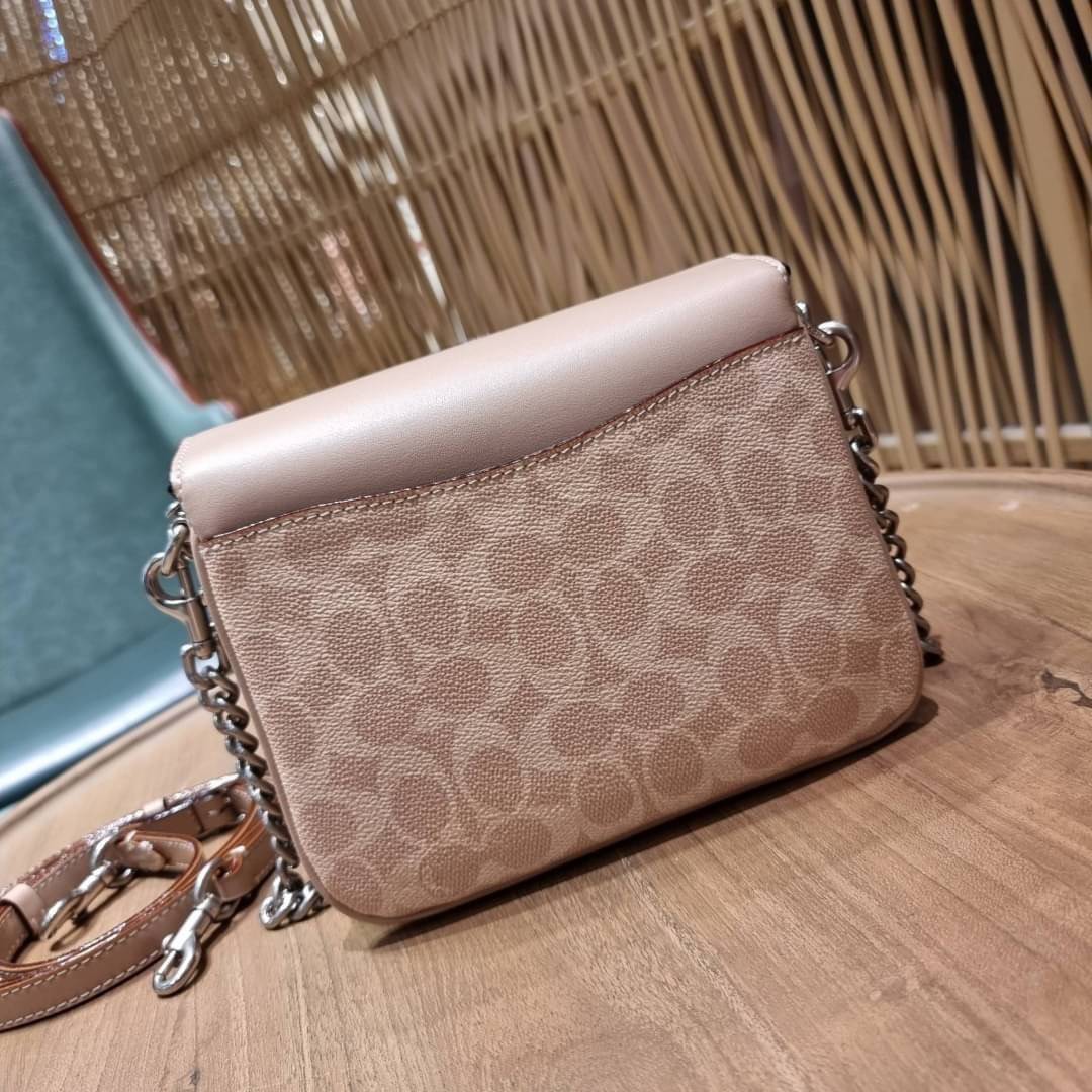 COACH 89089 CASSIE CROSSBODY 19 IN SIGNATURE CANVAS คัมแบ็คแล้วจ้า!! เรียบหรู ดูดี ต้องไอเท็มนี้เลย!! กระเป๋าสะพายข้าง สุดพิเศษ!! มีสายมาให้ถึง 3 แบบ!! สลับใช้แมทช์ตามสไตล์ได้เลย วัสดุหนังแคนวาสสลับหนังแท้ บอกเลยว่าสวยทุกสีนะคอลนี้ เปิด-ปิดด้วยตัวบิดล็อค 
