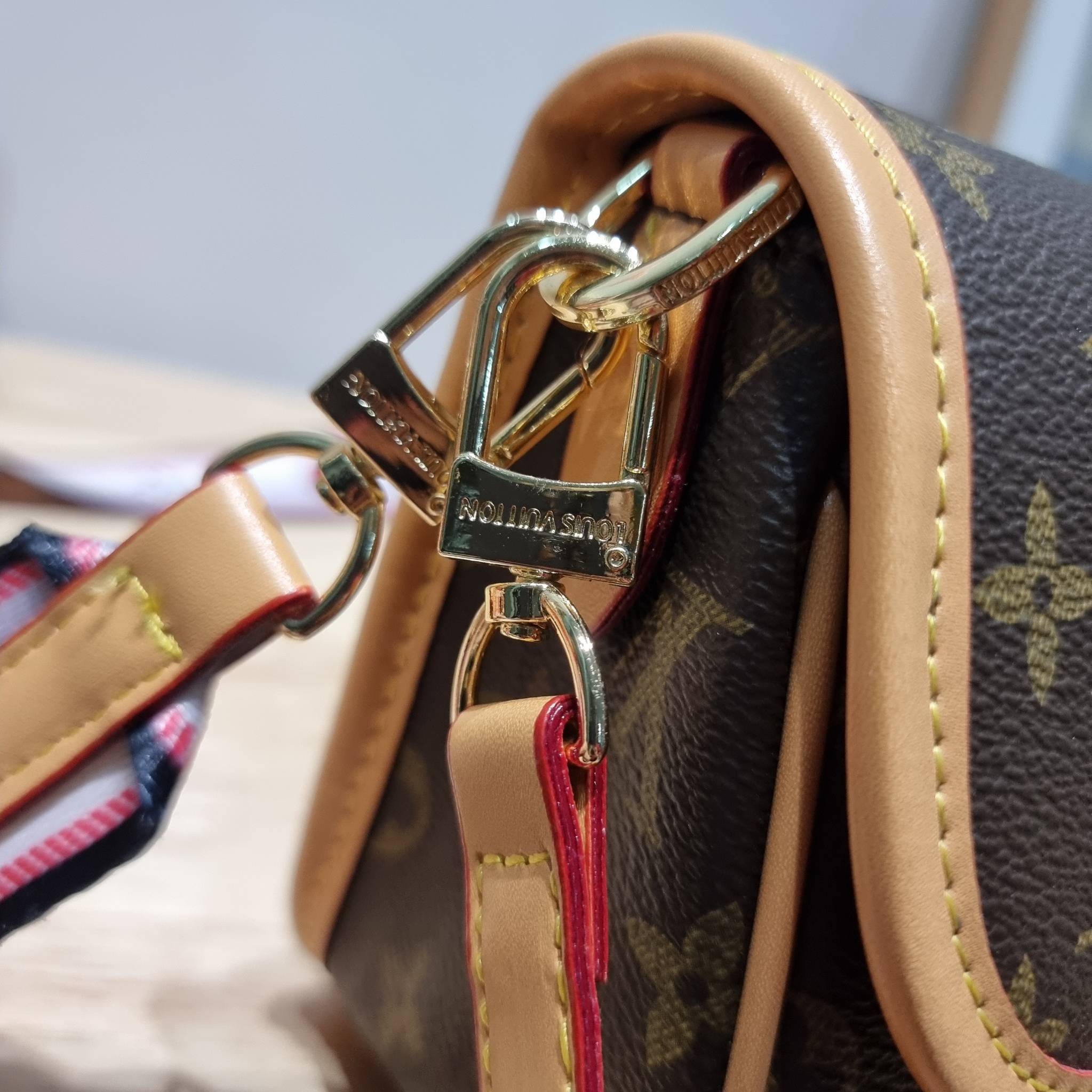 LV Diane Monogram Bag / LV multi handbag กระเป๋ามัลติฟังก์ชั่นสุดคุ้ม ดีไซน์ออกมาน่ารักน่าใช้มากๆ วัสดุหนังแคนวาส มีสายมาให้ถึง 2 แบบ สายหนังคล้องไหล่ได้ และสายสปอร์ตครอสบอดี้ได้ ปรับเปลี่ยนใช้ตามลุคแต่ละวันได้เลย