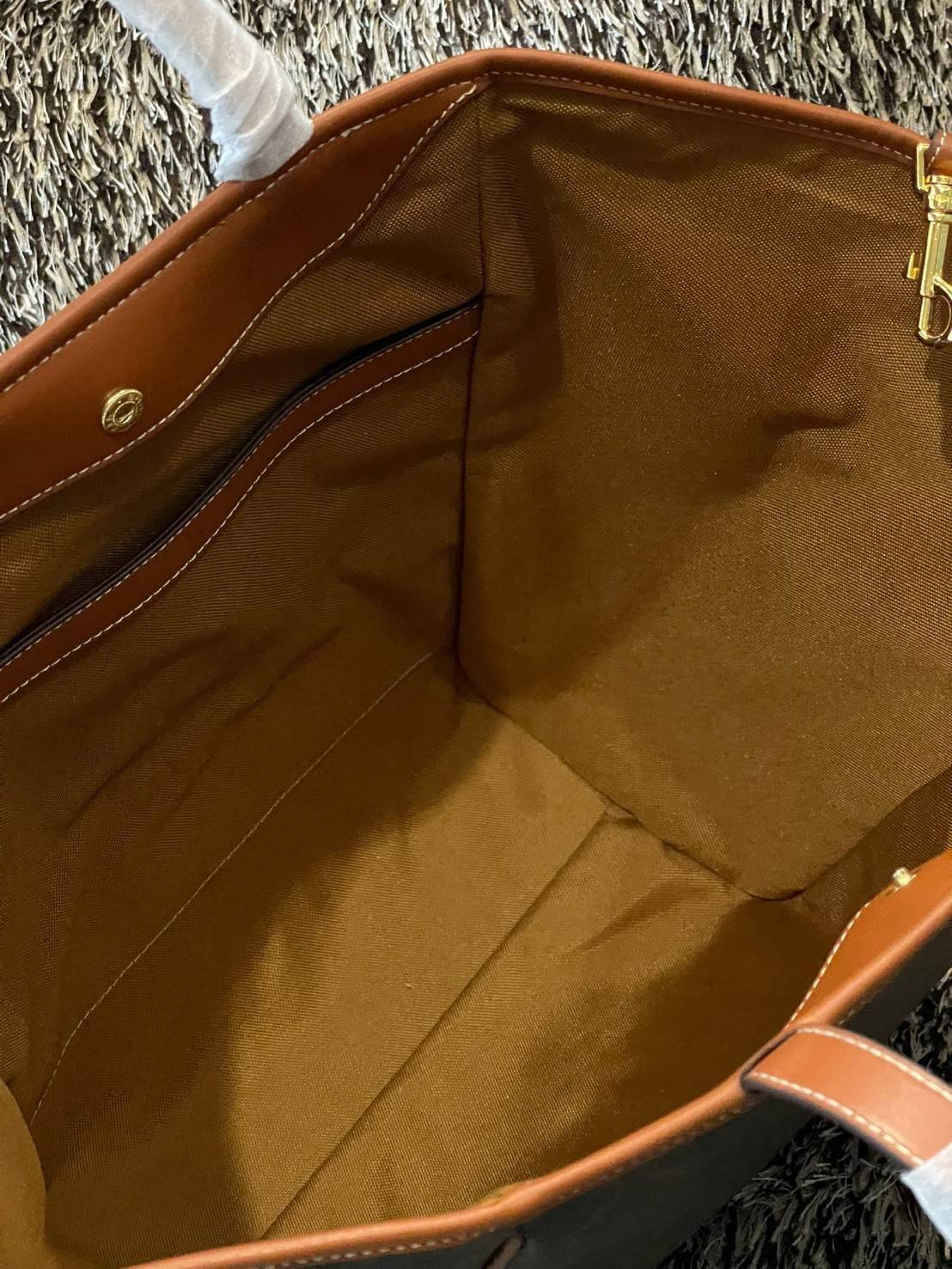 Celine Medium shopping bag in Triomphe canvas มาในรูปแบบ กระเป๋า Shopping Bag ใบสวยสง่า เป็นกระเป๋าดีไซน์เรียบง่าย แมตช์ได้กับทุกชุด ผลิตจากผ้าแคนวาสชนิดพิเศษซึ่งโดดเด่นด้วยลายเอกลักษณ์ของ Triompe เป็นใบที่เหมาะกับการใช้ประจำวันเป็นอย่างมาก ด้วยรูปทรงสี่เ