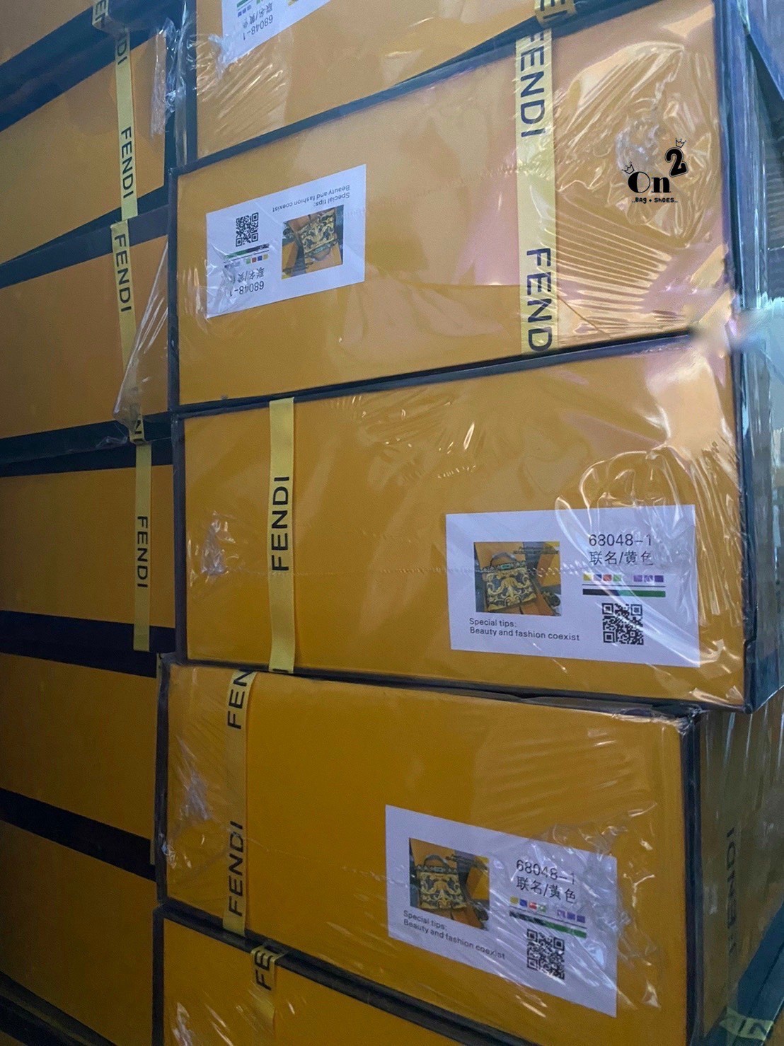 Fendi x Versace Peekaboo Bags / FF Fendace Gold Baroque FF Motif Peekaboo กระเป๋าสะพายสวยไฮโซ สุดฮิต ขนาดกำลังดีหนังลายกราฟฟิกมาใหม่ สวยหรูดูไฮโซมากค่ะ มาพร้อมสายสะพายยาวถอดออกถือได้