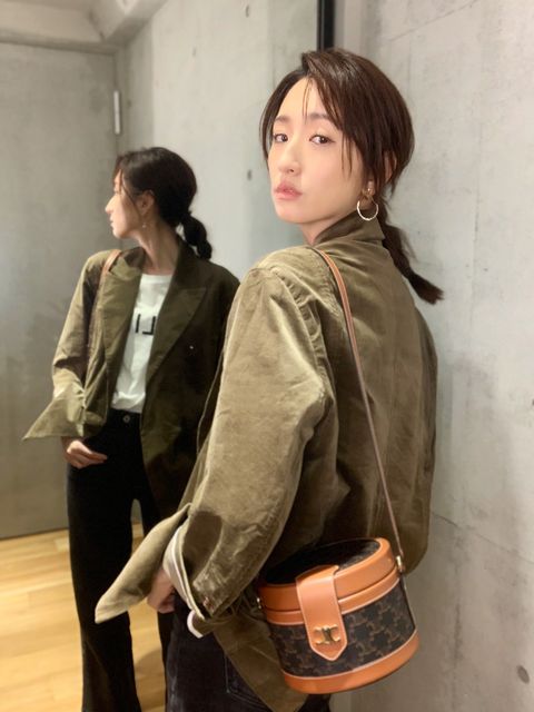 CELINE MEDIUM TAMBOUR IN SMOOTH CALFSKIN BAG กระเป๋าทรงกลมสวยหรูอยู่ทรงเปิดปิดด้วยฝาปิดกระดุมโลโก้แบรนด์ ภายในโล่ง