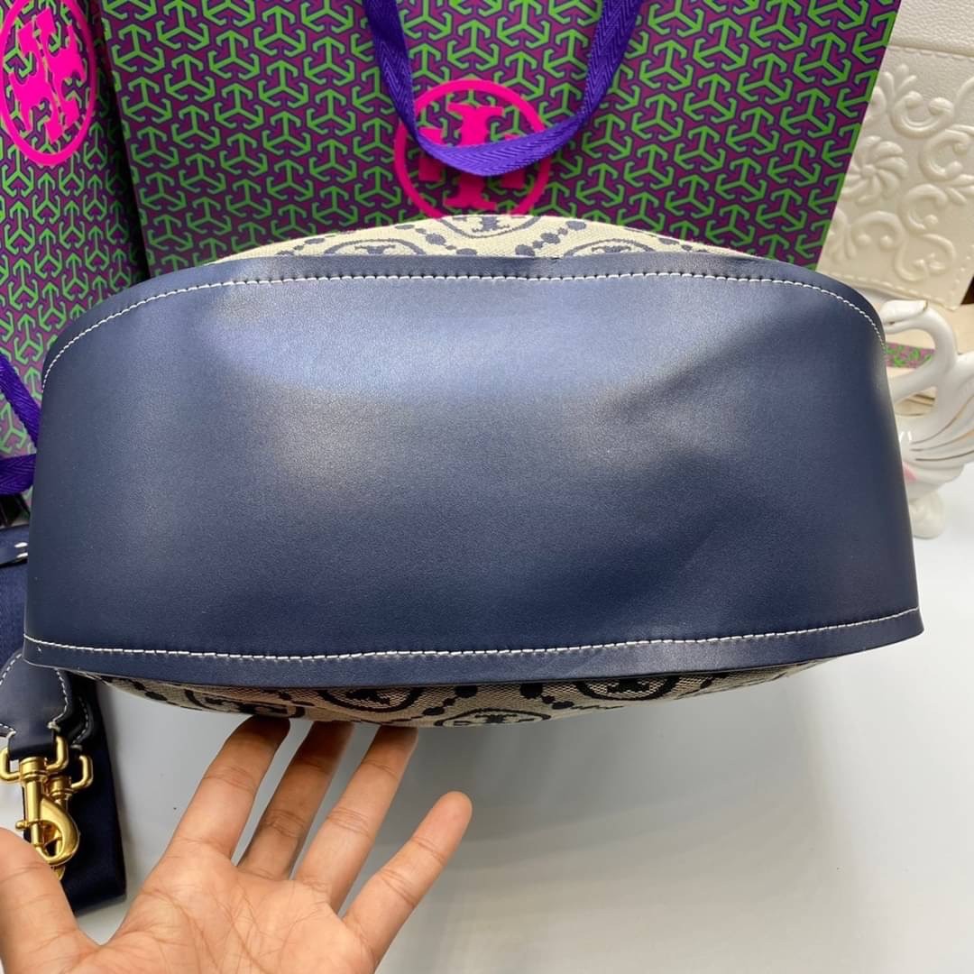 Tory burch t monogram jacquard drawstring hobo กระเป๋าถือและสะพายข้างทำจากผ้าใบ jacquard ตัดด้วยหนังแท้ อีกหนึ่งคอลเลคชั่นจาก T monogrameที่ออกแบบมาในรูปทรงกระเป๋า hobo ทรงสวย มีสไตล์เป็นทรงที่สาวๆนิยมใช้