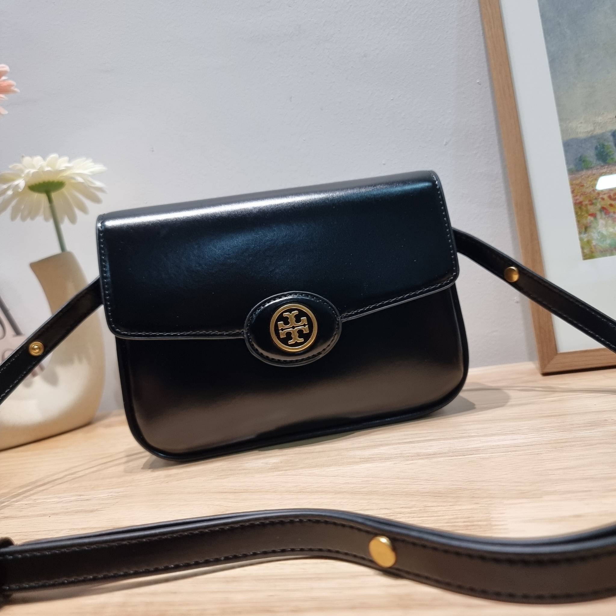 TORY BURCH ROBINSON SPAZZOLATO CONVERTIBLE SHOULDER BAG คอลเลคชั่นใหม่ สวยก่อนใคร ในราคาสุดคุ้ม! กับกระเป๋าสะพายไหล่ ดีไซน์สุดหรู หนังแก้วเงาสวยคม สีผู้ดี รูปทรงใช้งานได้ทุกลุค