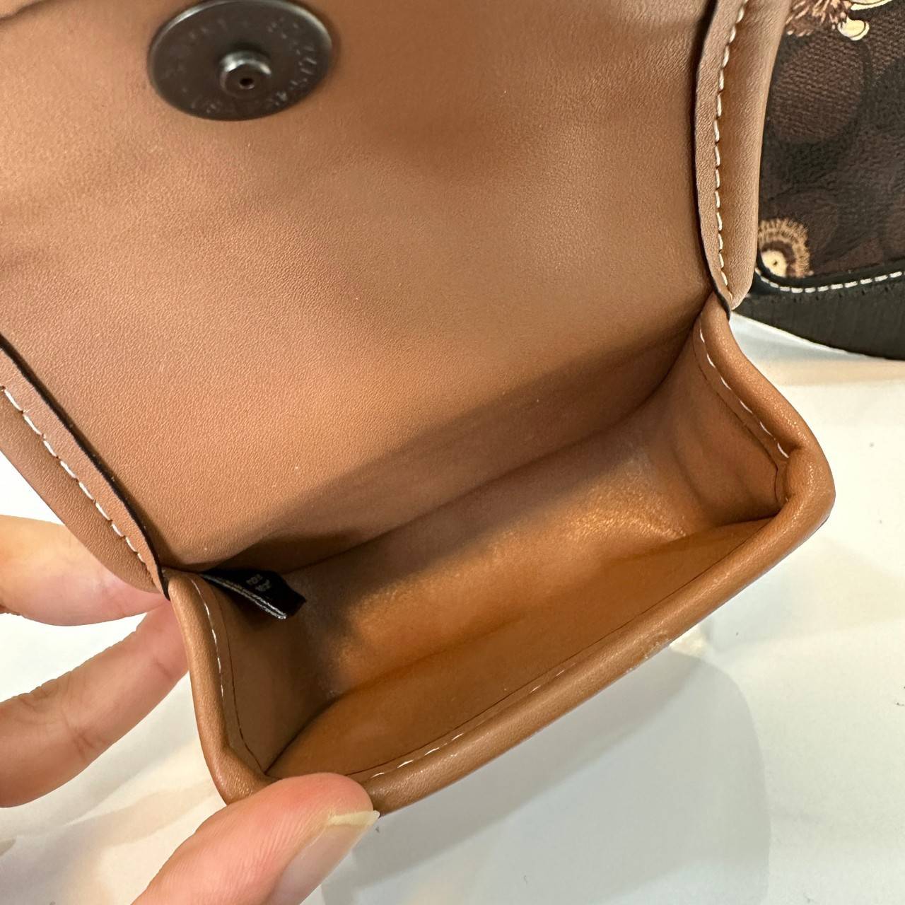 Coach Heritage Convertible Crossbody In Signature Canvas With Creature Print( cc131) กระเป๋าไฮบริดแบบถอดได้รุ่นใหม่ หล่อเท่ส์ สะพายสามารถสะพายทำงานดูดีสุดๆคะ มาพร้อมกระเป๋าใบเล็กห้อยสุดเก๋ วัสดุแคนวาสตัดขอบหนังแท้ เปิด ปิดด้วยซิป ซับในผ้า ด้านนอกกระเป๋าเป