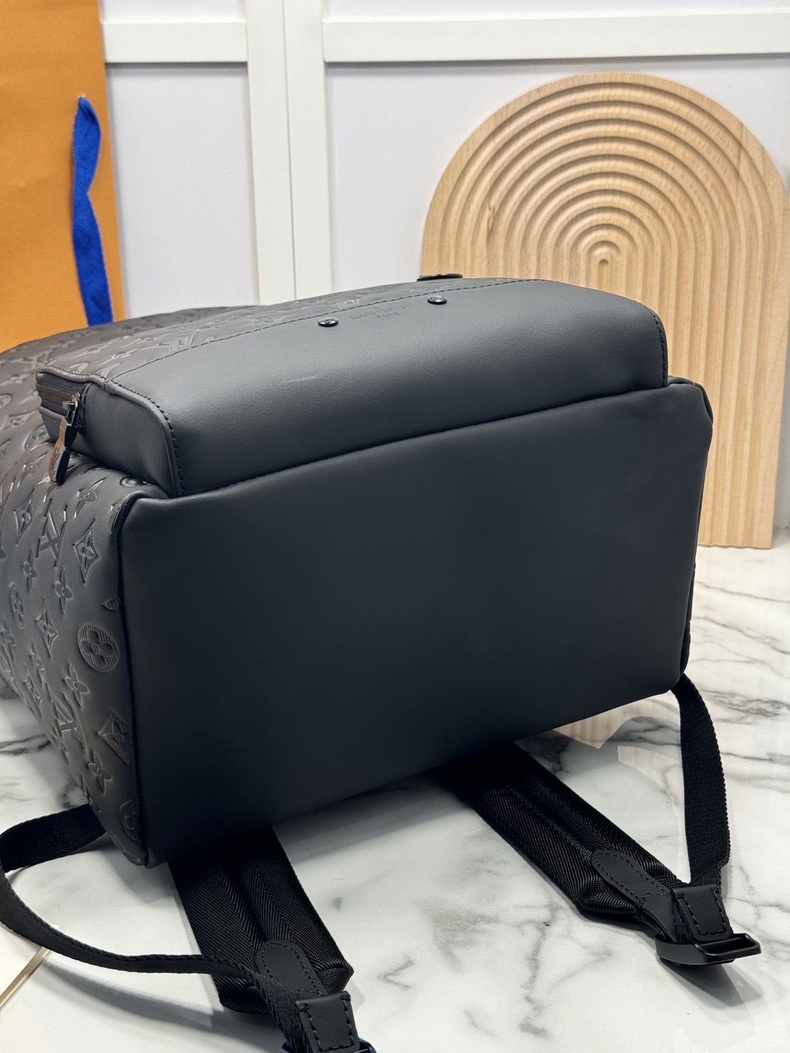 LV Racer Backpack กระเป๋าเป้สะพายหลัง รุ่นนี้สะท้อนถึงความสปอร์ตและเทห์ด้วยหนัง Monogram Shadow หนังแท้เนื้อนุ่มสีดำสง่างาม